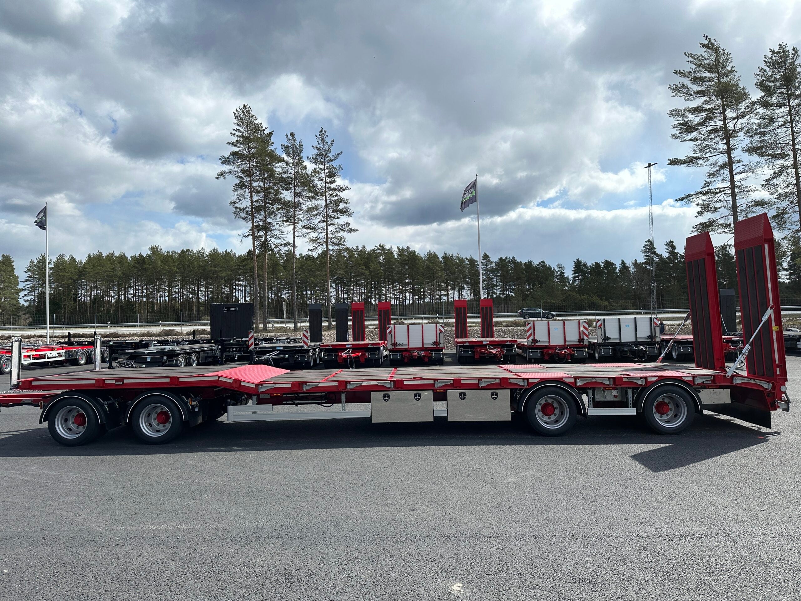4 axlad 38 tons maskinvagn med hydrauliska ramper
