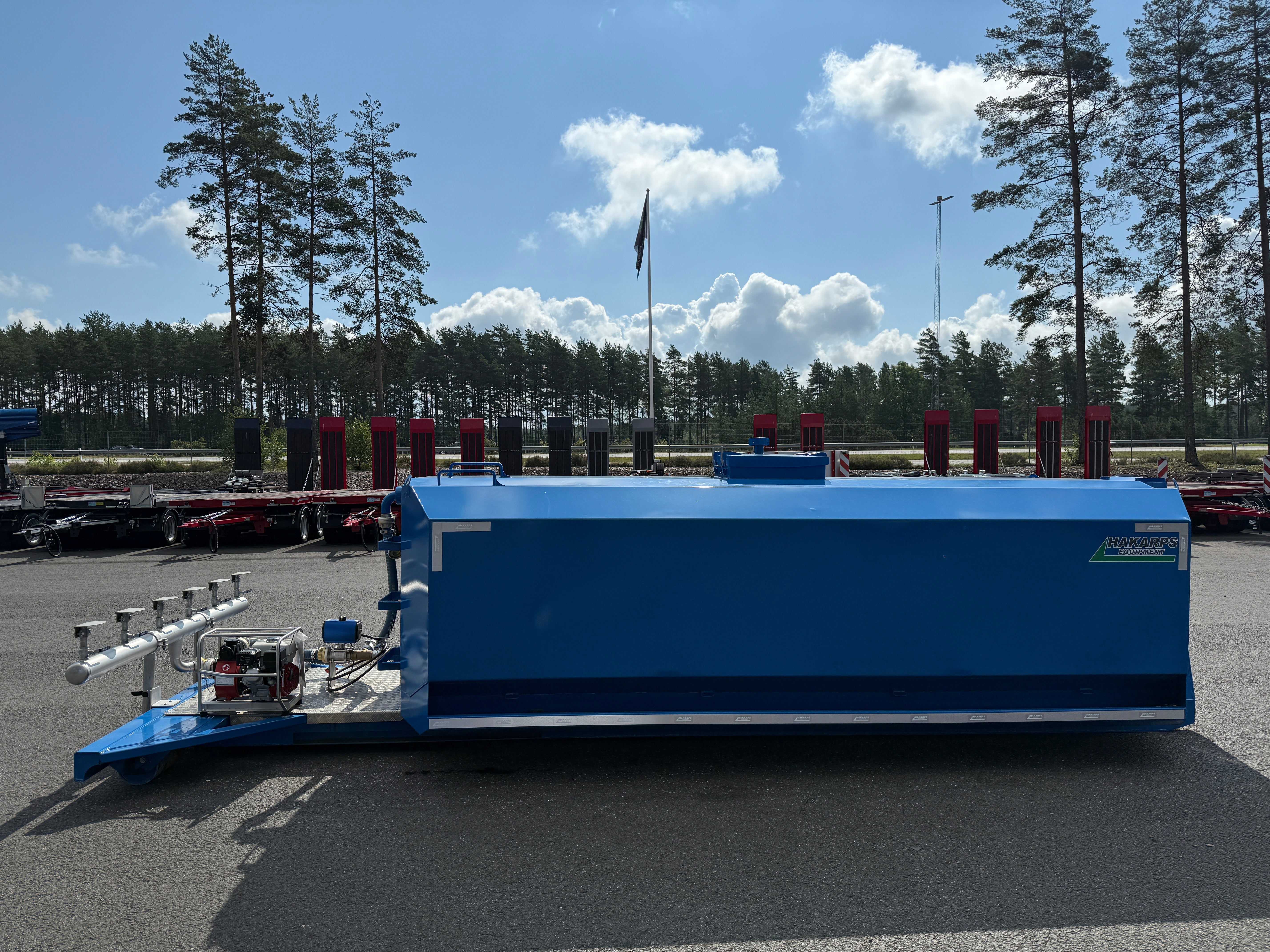 12,5m3 vattentank i stål på lastväxlarram med spridareramp, ventil och pump