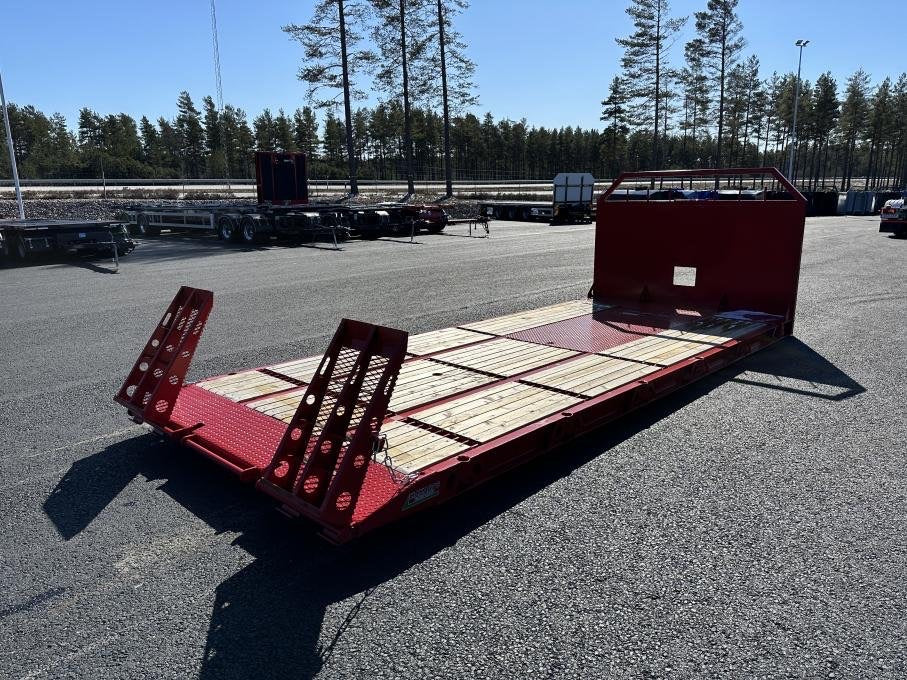 Maskinflak med stegar i flaket och lös ramper