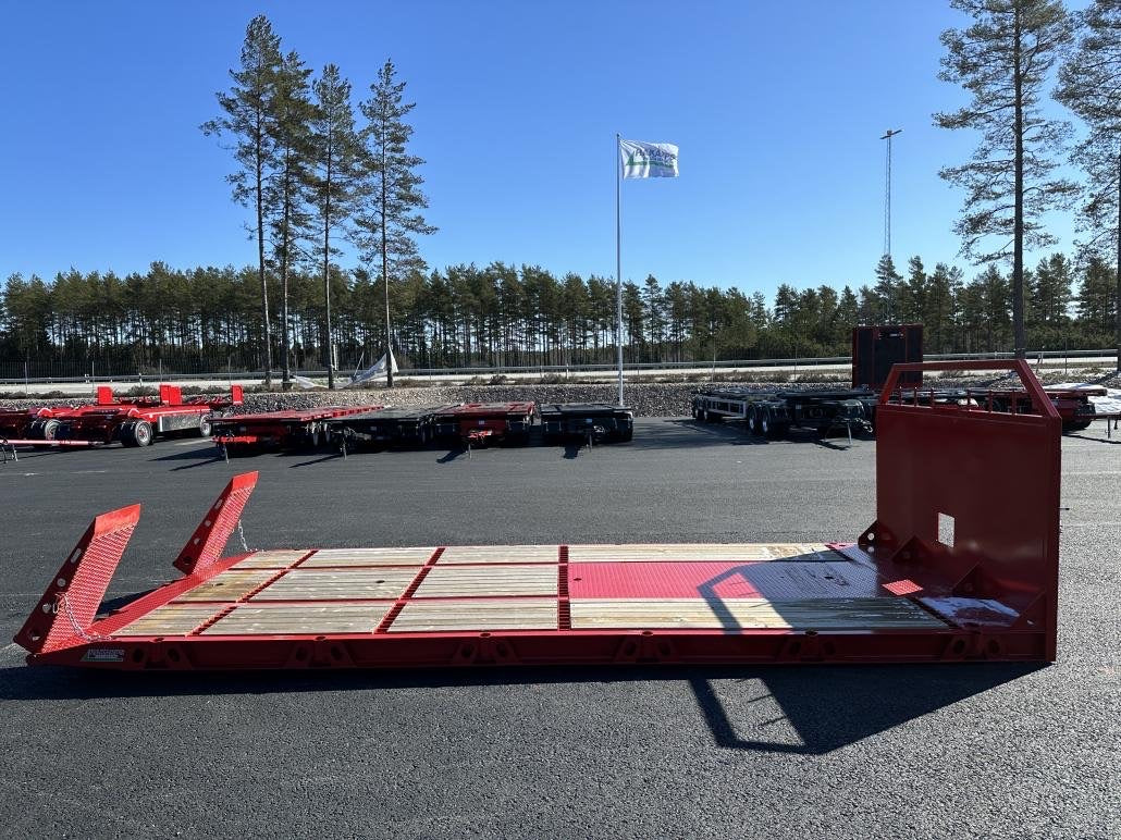 Maskinflak med stegar i flaket och lös ramper
