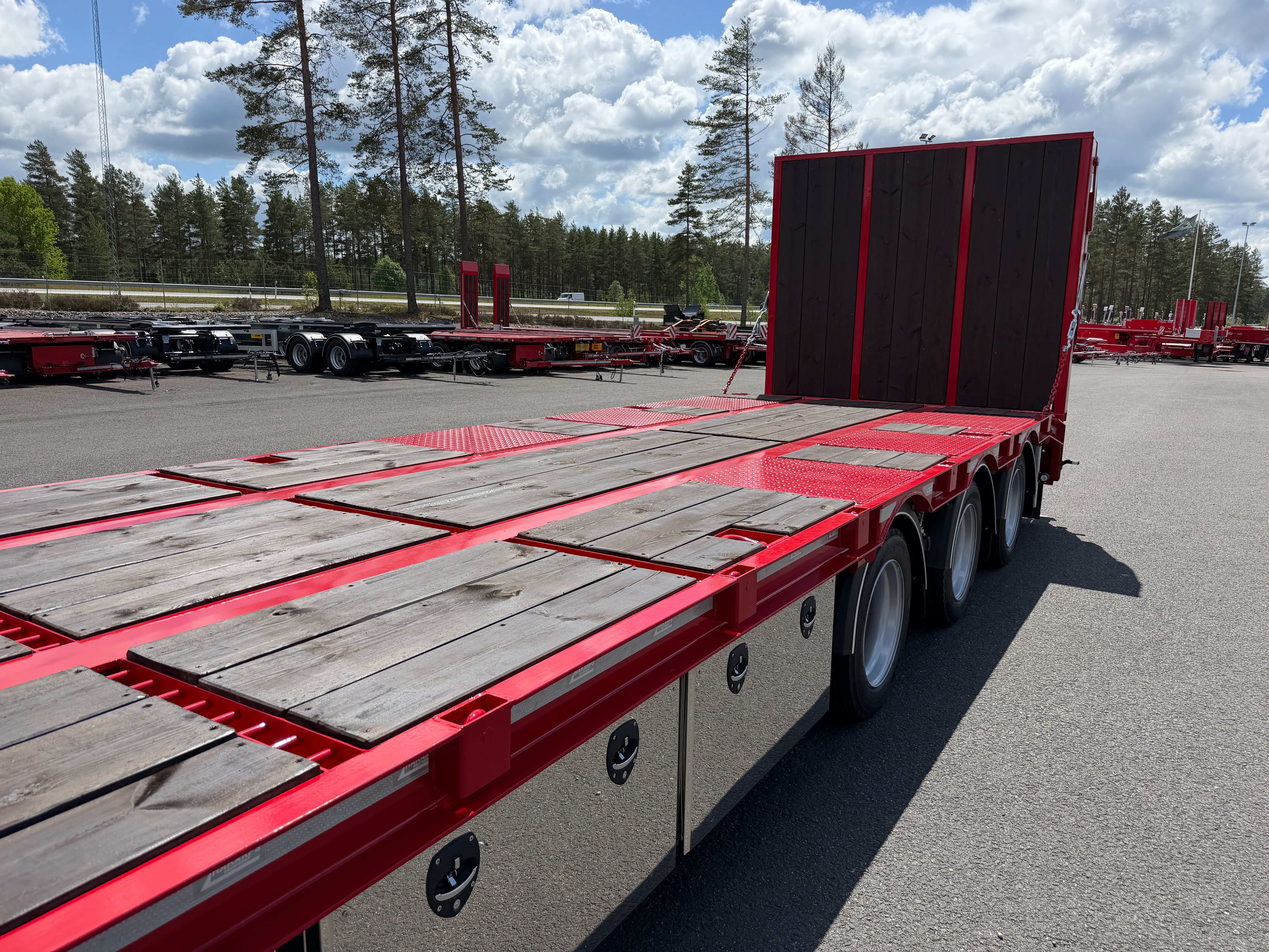 5 axlad 42 tons maskinvagn med hydraulisk ramp fullbredd