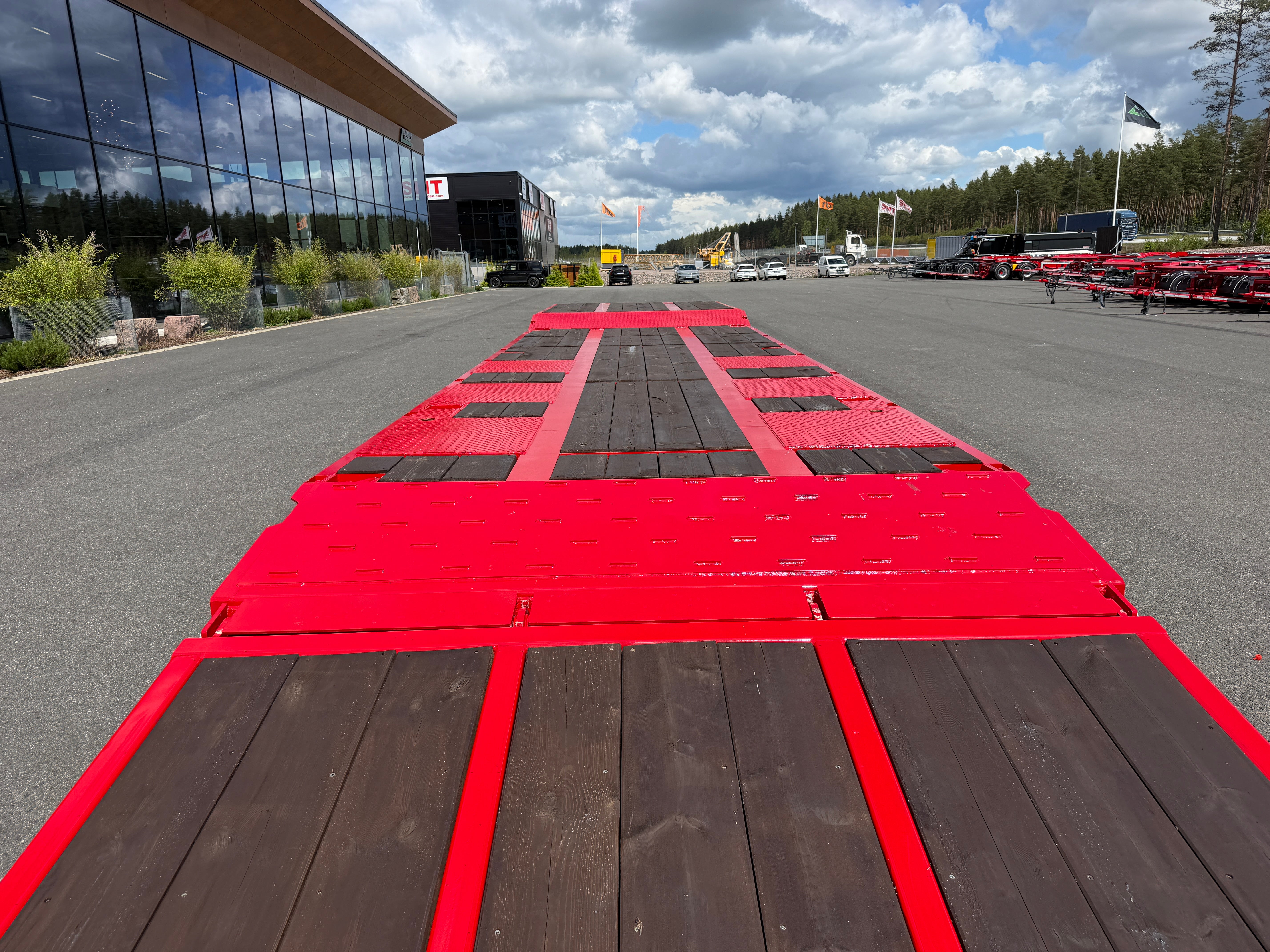 5 axlad 42 tons maskinvagn med hydraulisk ramp fullbredd
