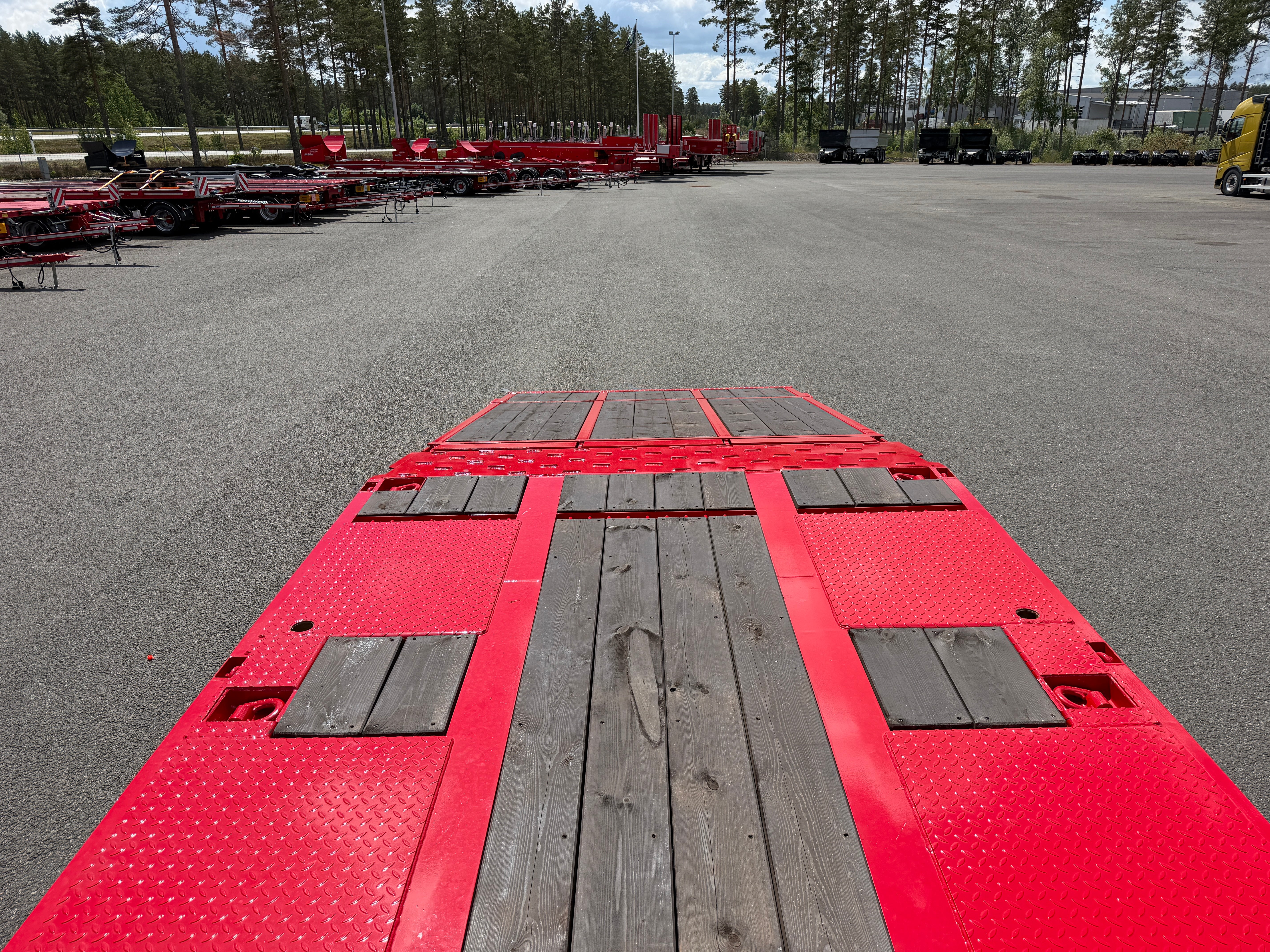 5 axlad 42 tons maskinvagn med hydraulisk ramp fullbredd