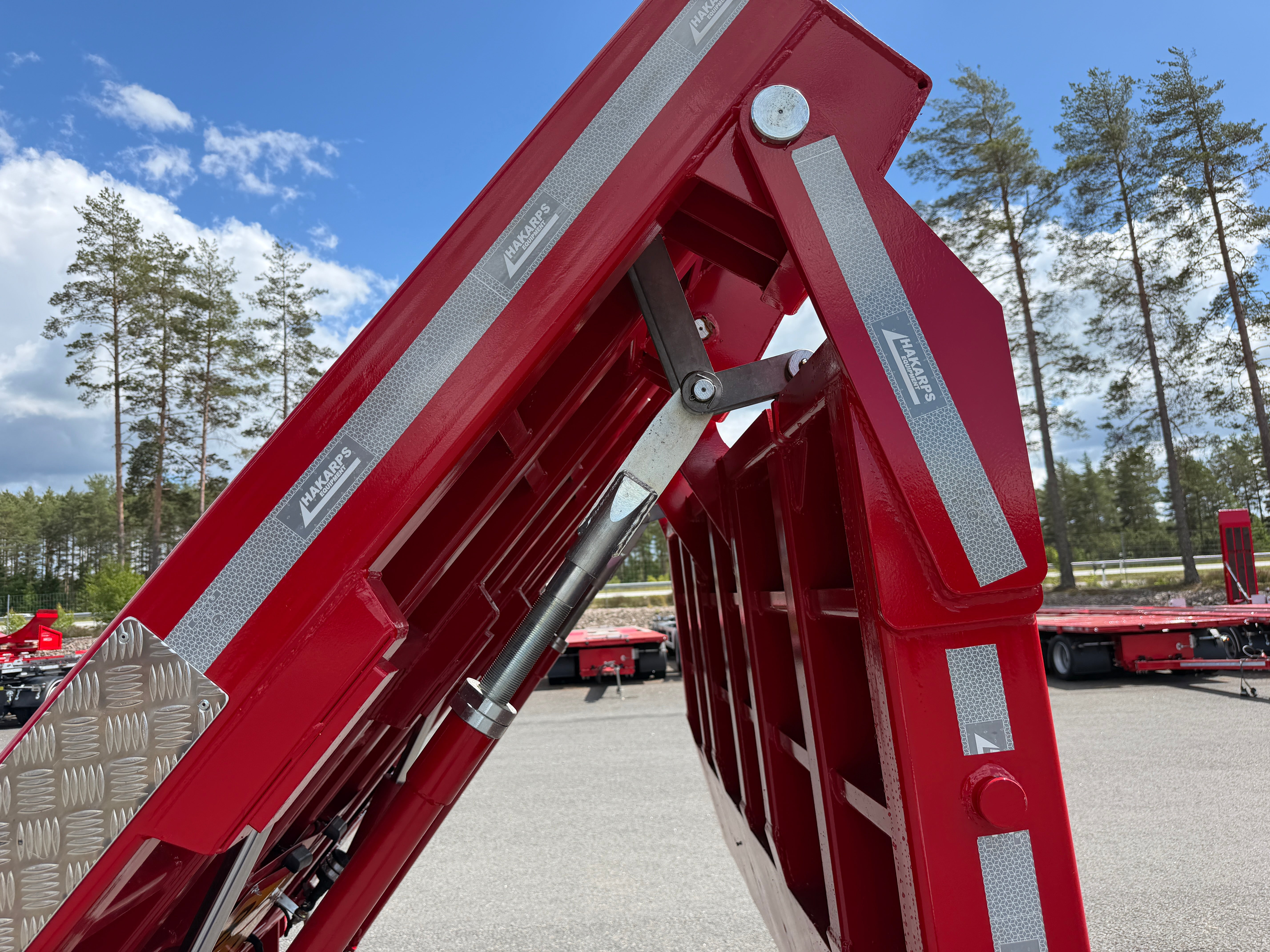 5 axlad 42 tons maskinvagn med hydraulisk ramp fullbredd