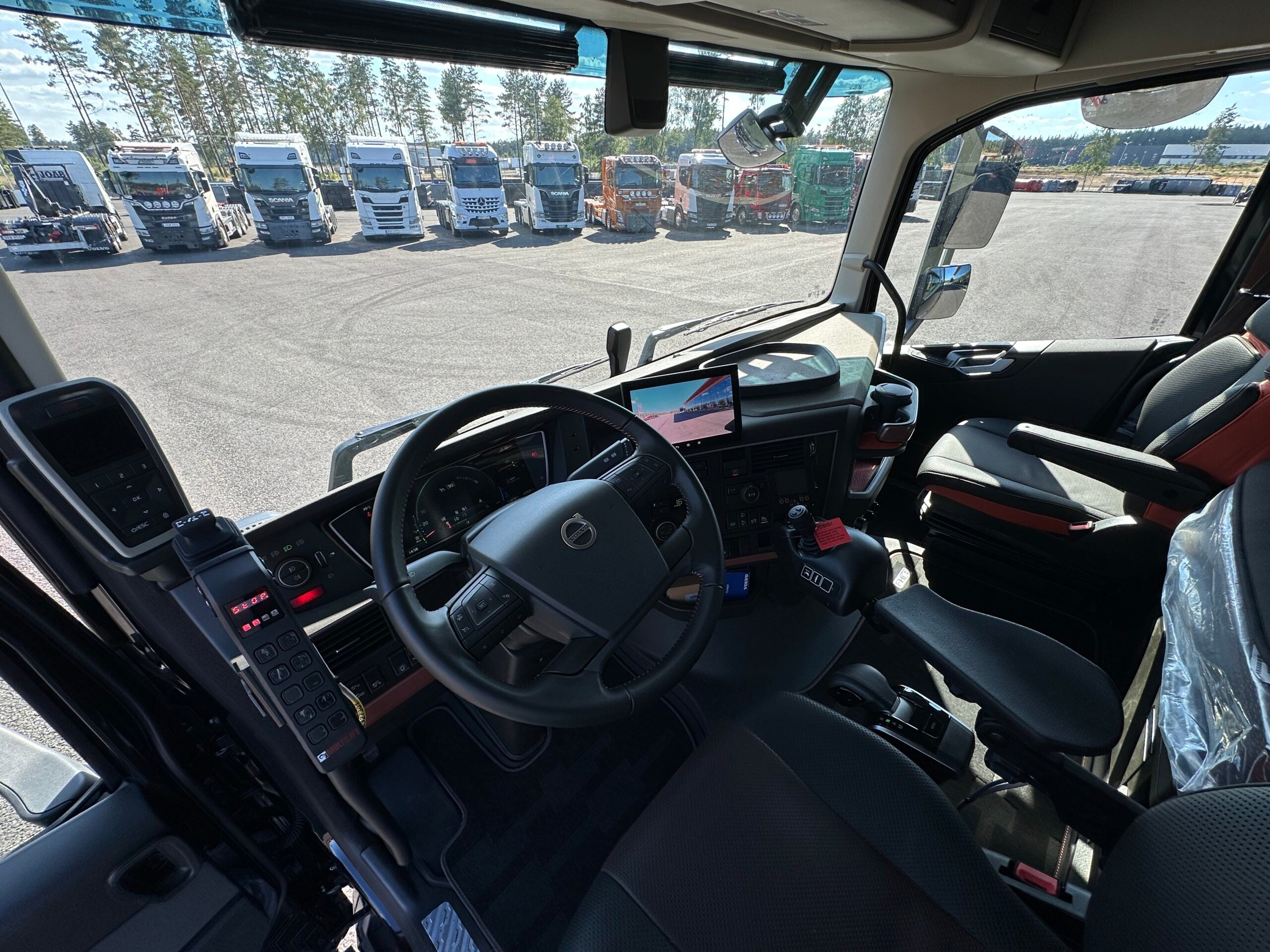 Volvo FH16 550 Tridem lastväxlare fullt plogutrustad med vridbart underbett