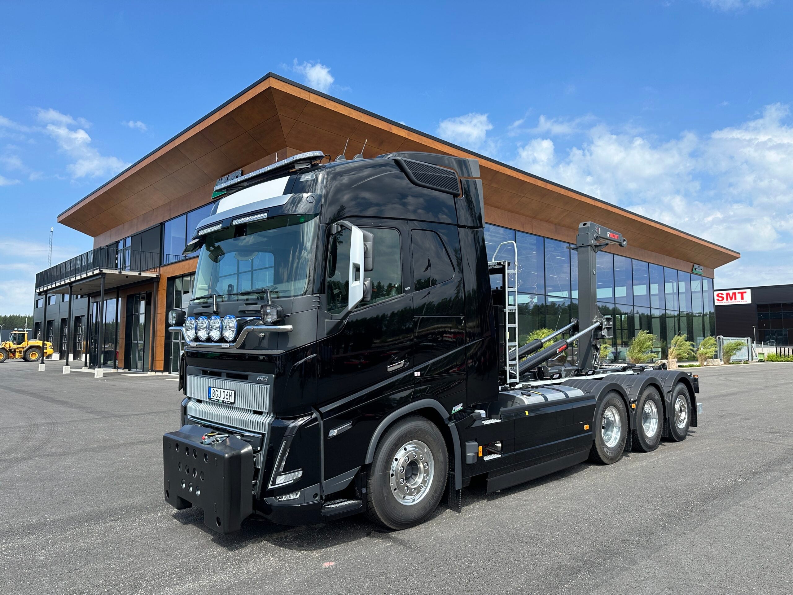 Volvo FH16 550 Tridem lastväxlare fullt plogutrustad med vridbart underbett