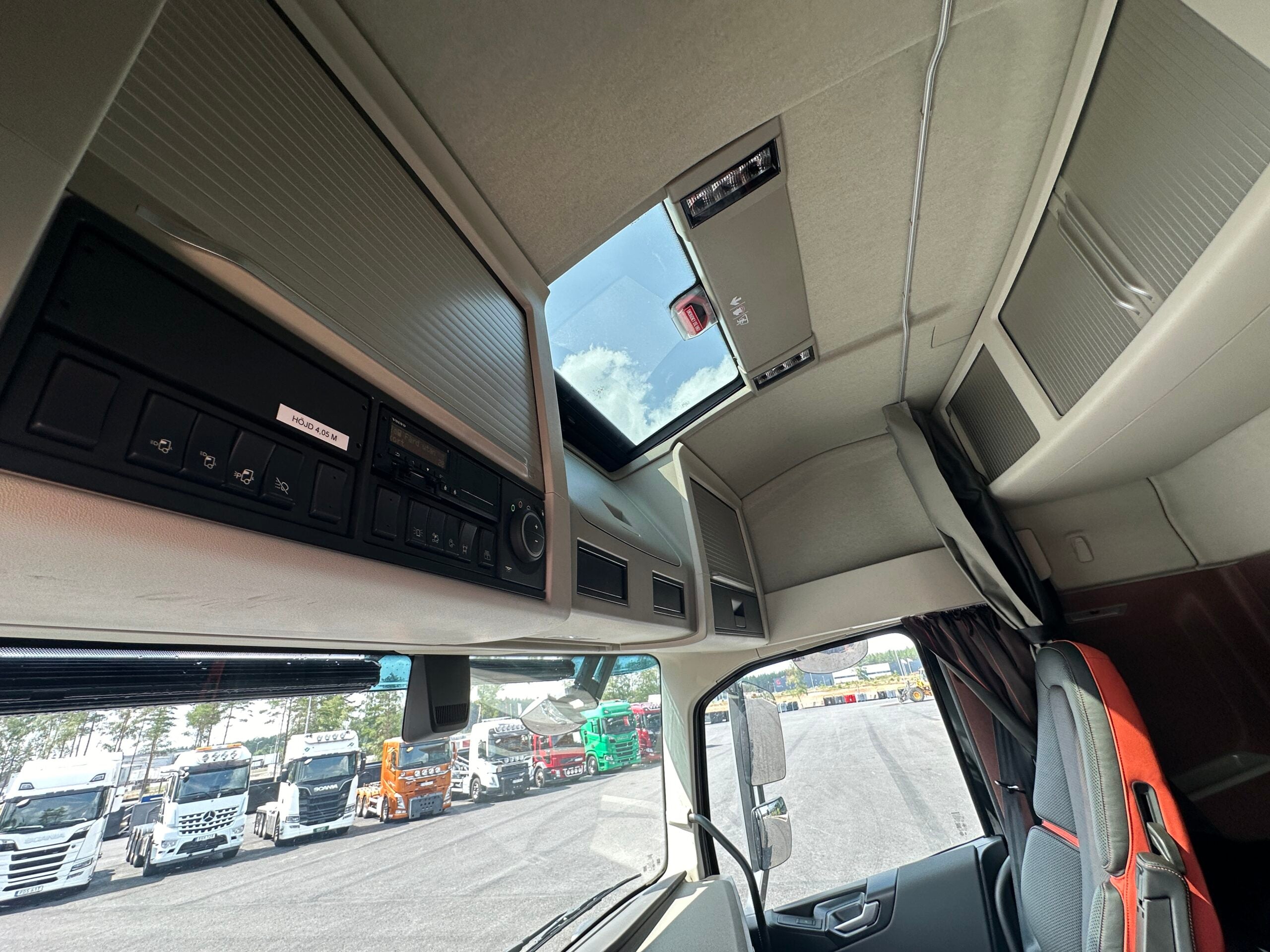 Volvo FH16 550 Tridem lastväxlare fullt plogutrustad med vridbart underbett