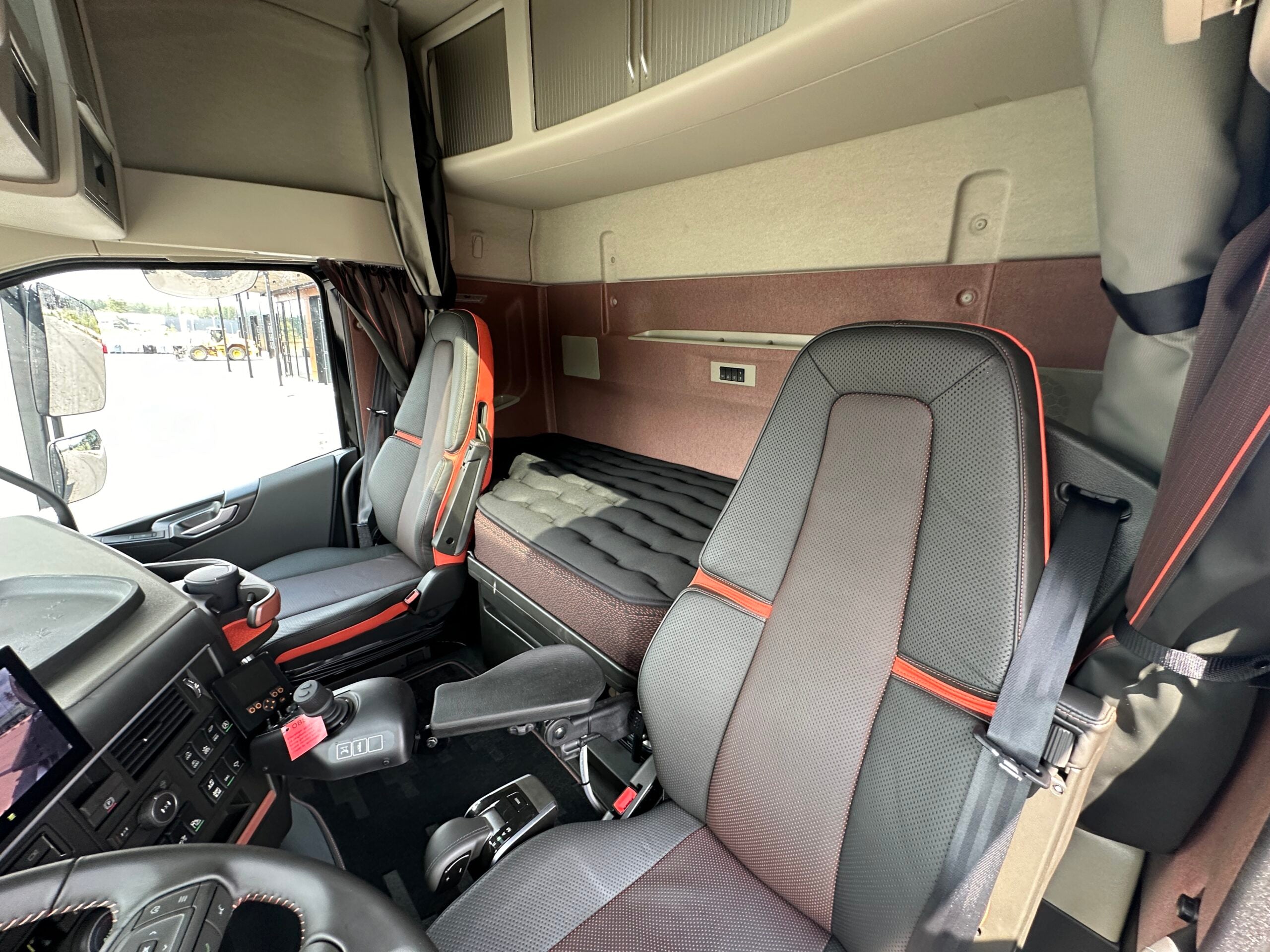 Volvo FH16 550 Tridem lastväxlare fullt plogutrustad med vridbart underbett