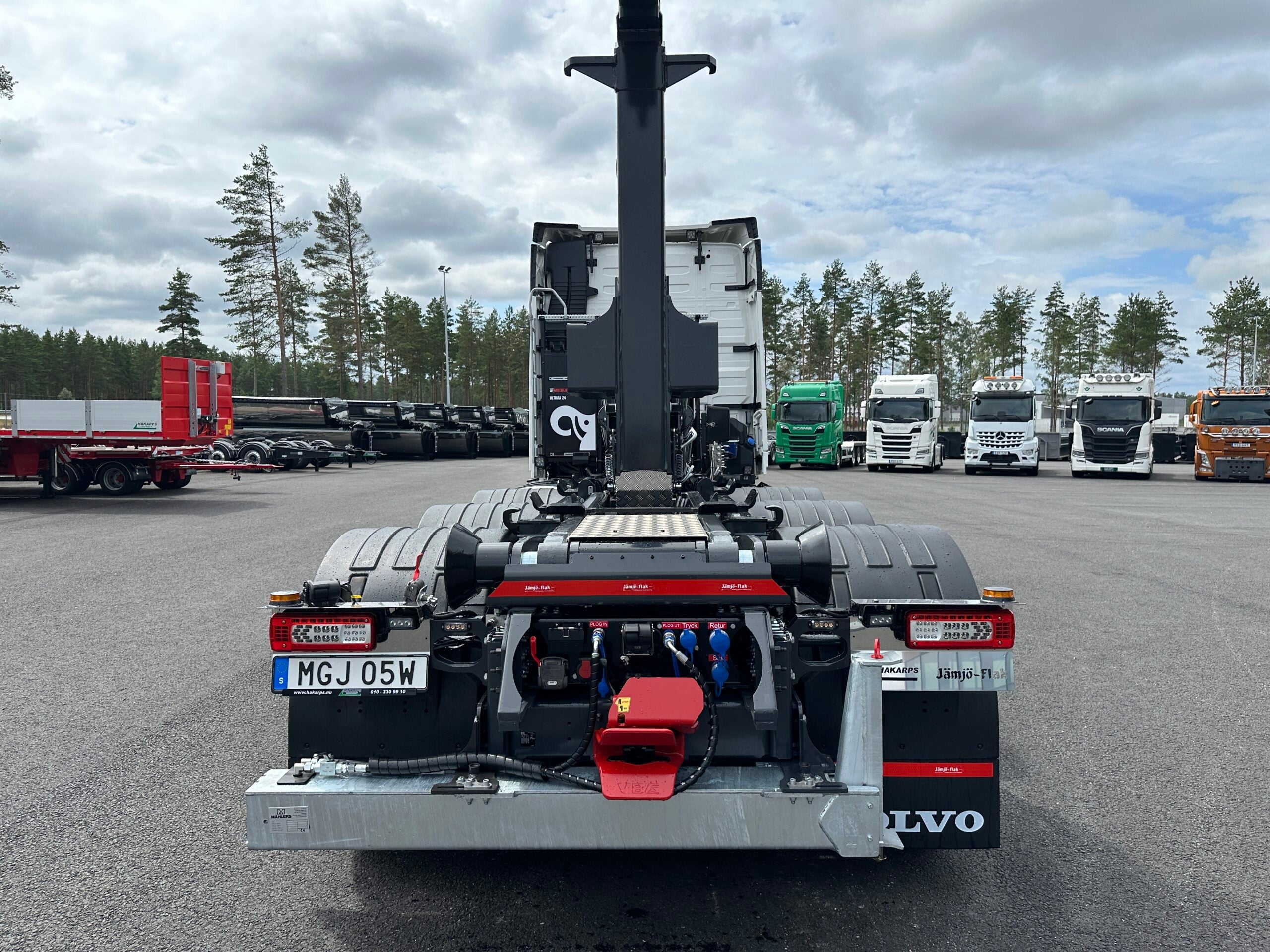 Volvo FH16 550 Tridem lastväxlare fullt plogutrustad med vridbart underbett