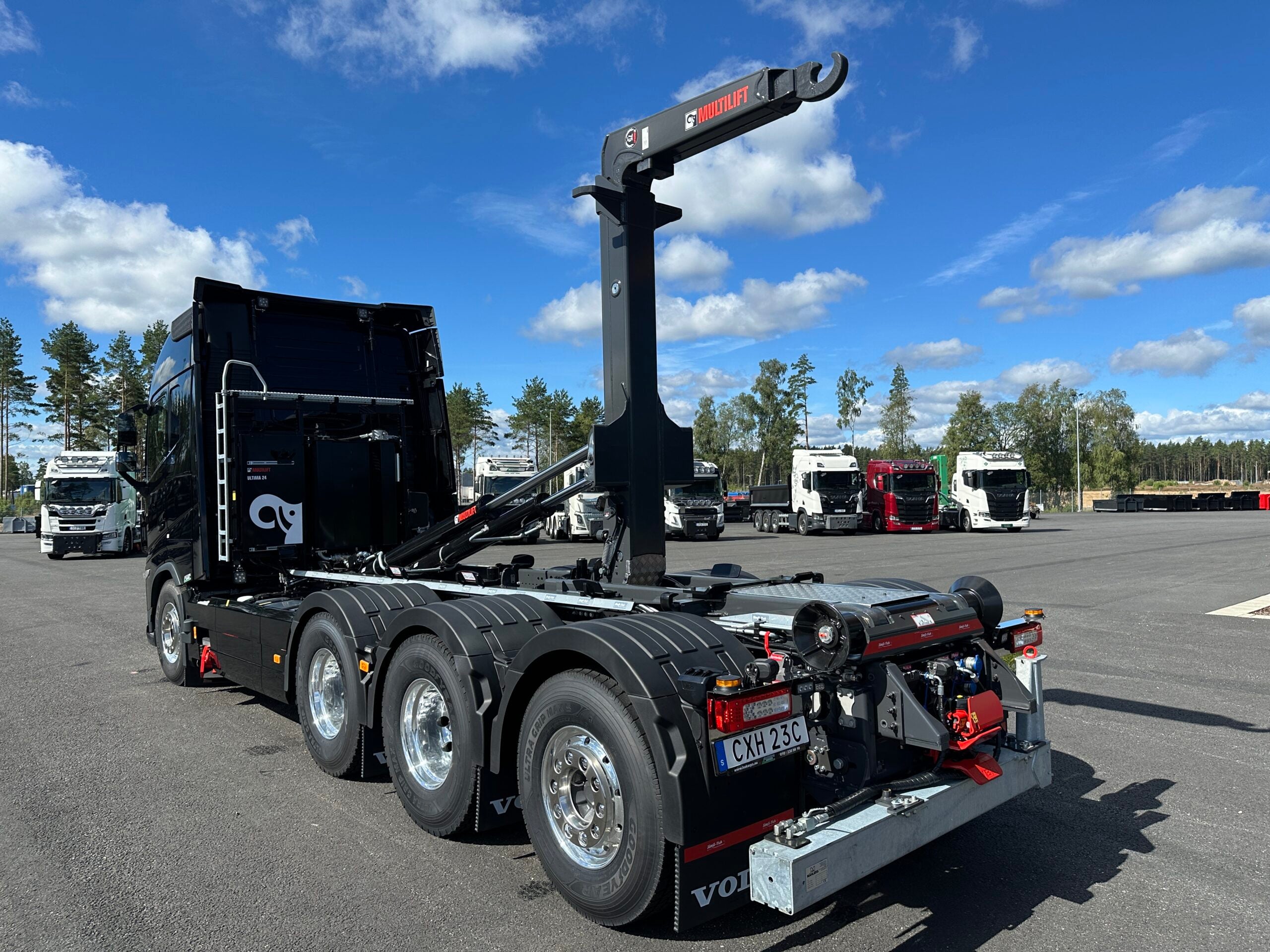 VOLVO FH16 550 Tridem lastväxlare fullt plogutrustad med underbett