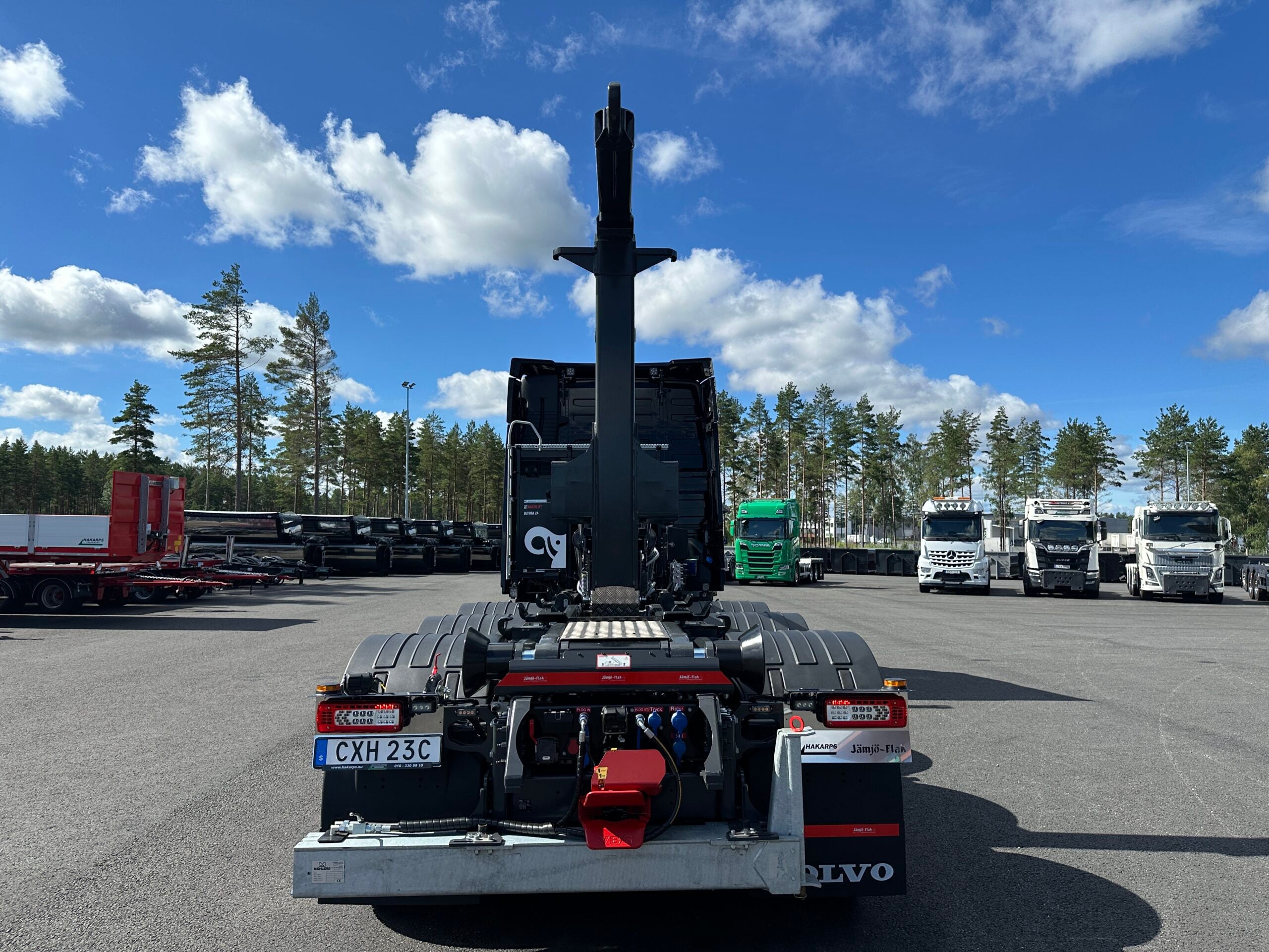 VOLVO FH16 550 Tridem lastväxlare fullt plogutrustad med underbett