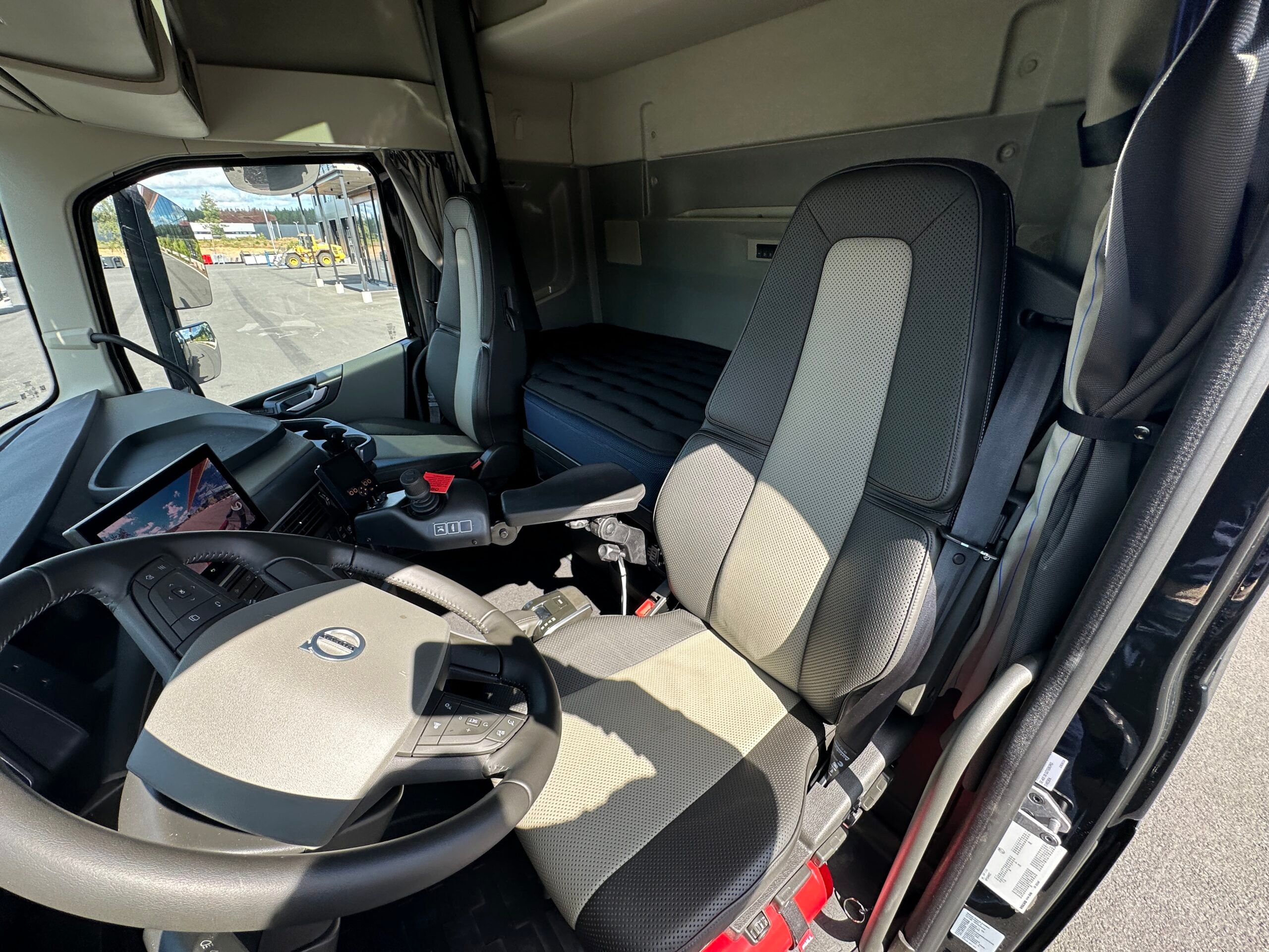 VOLVO FH16 550 Tridem lastväxlare fullt plogutrustad med underbett