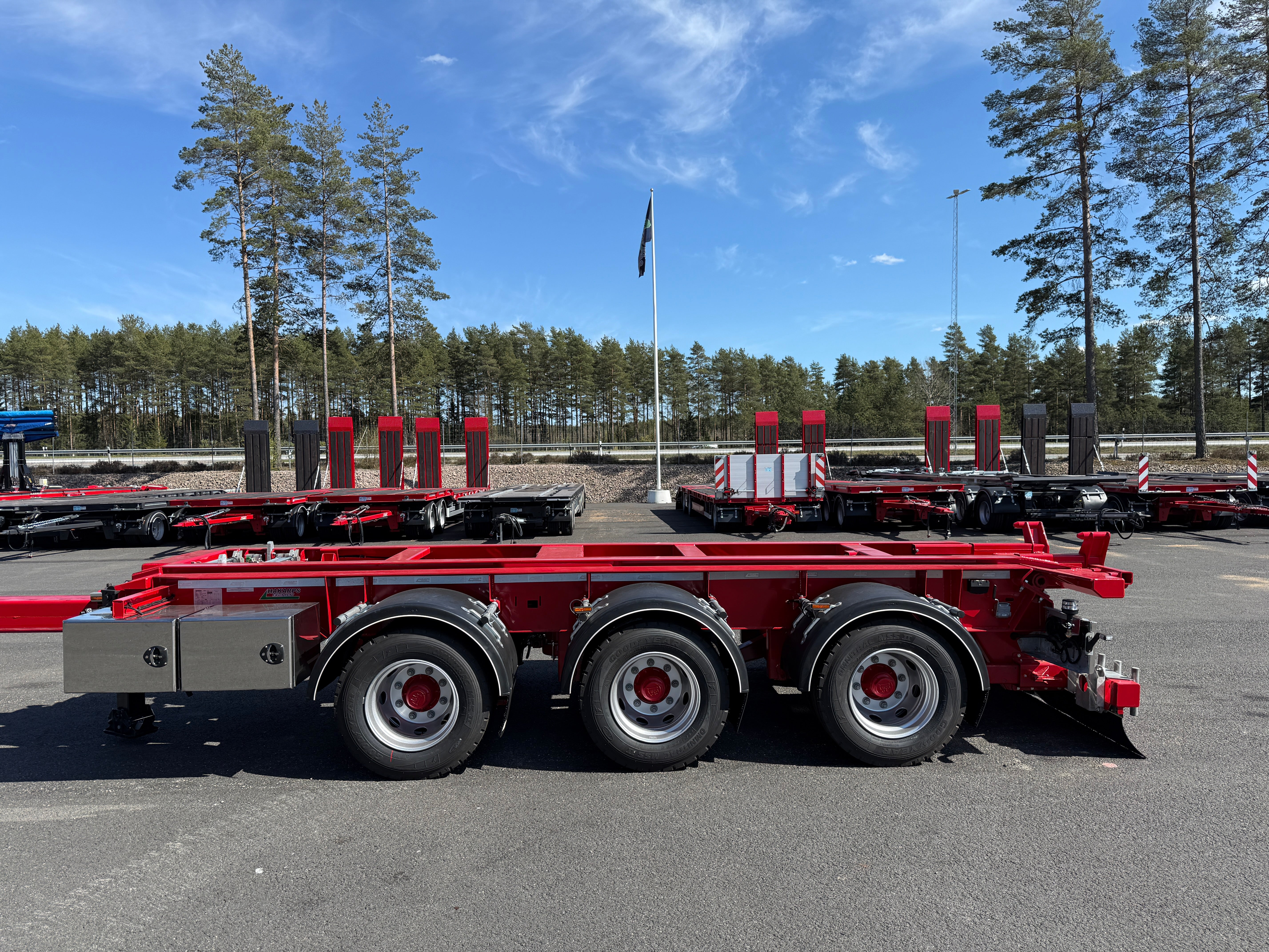 3 axlad 24 tons lastväxlarkärra dubbelhjul och tipp