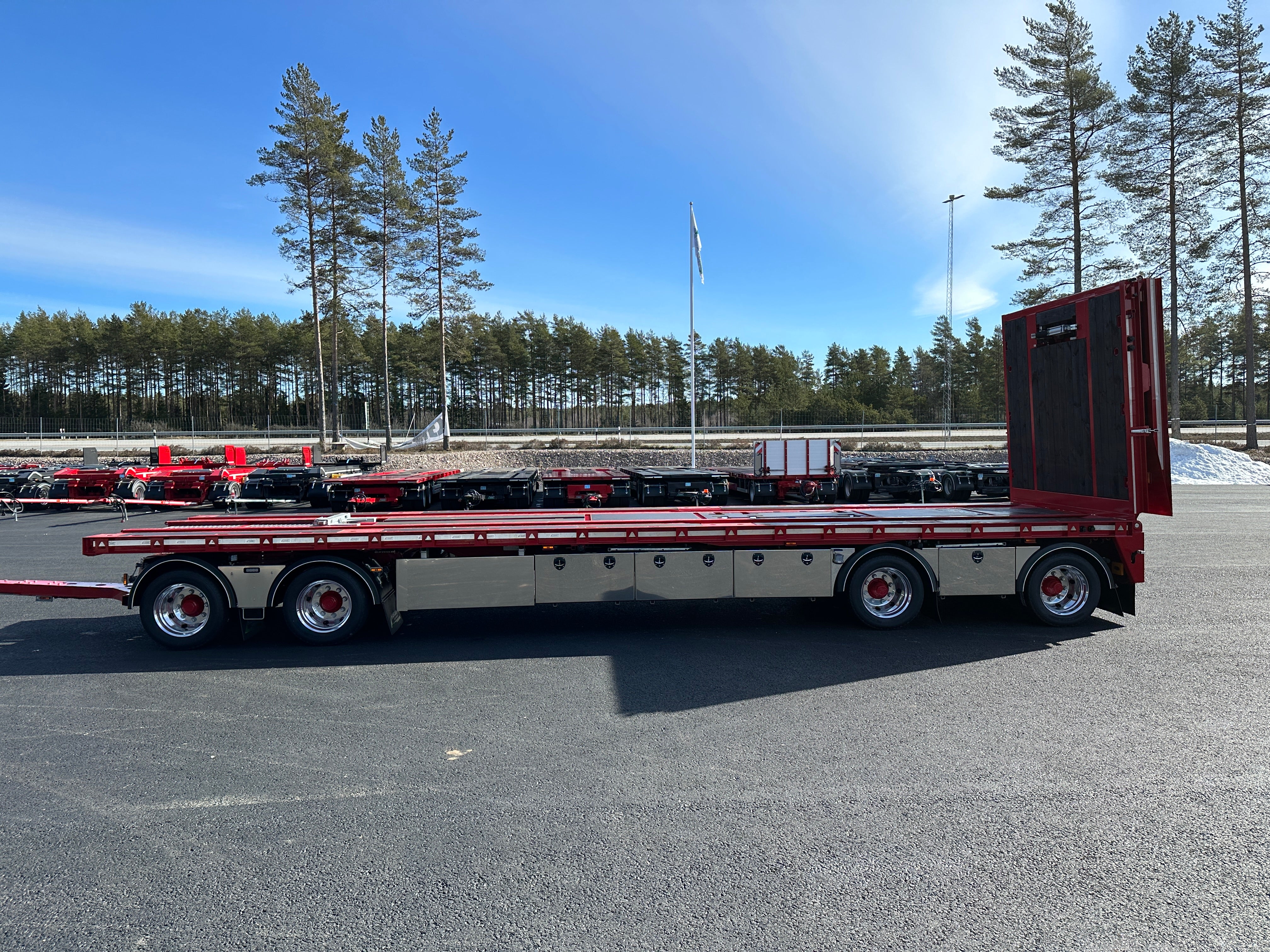 4 axlad 38 tons maskinvagn / lastväxlarvagn kombi med hydraulisk skjutkolv