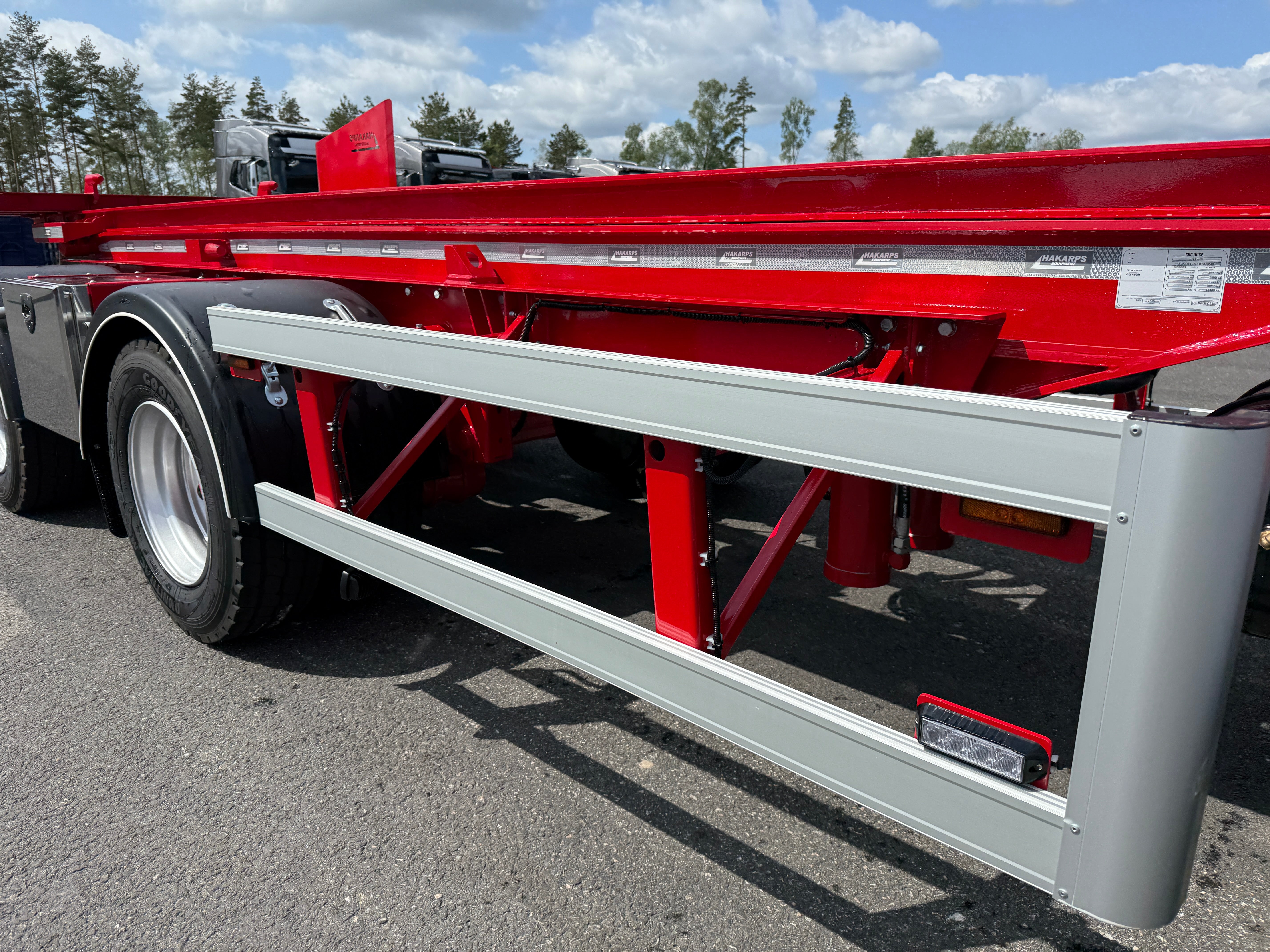 38 tons lastväxlarvagn med tipp, skjutbar boggie och flak