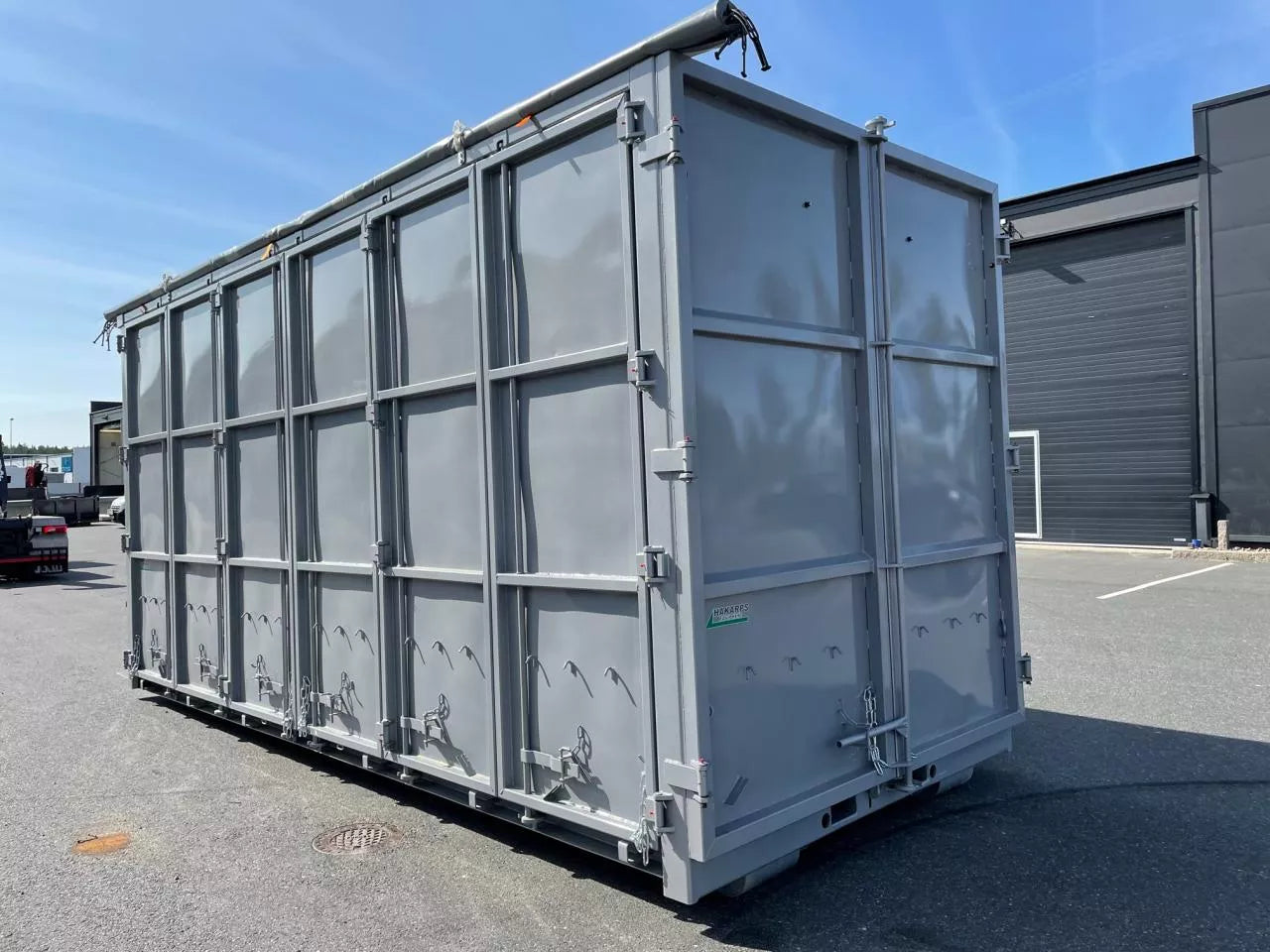 40m3 container med öppningsbar sida + kapell