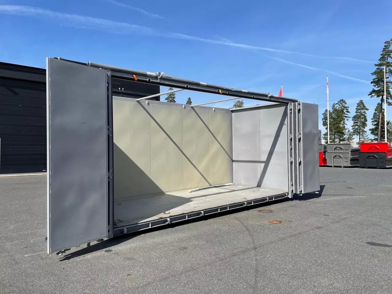 40m3 container med öppningsbar sida + kapell