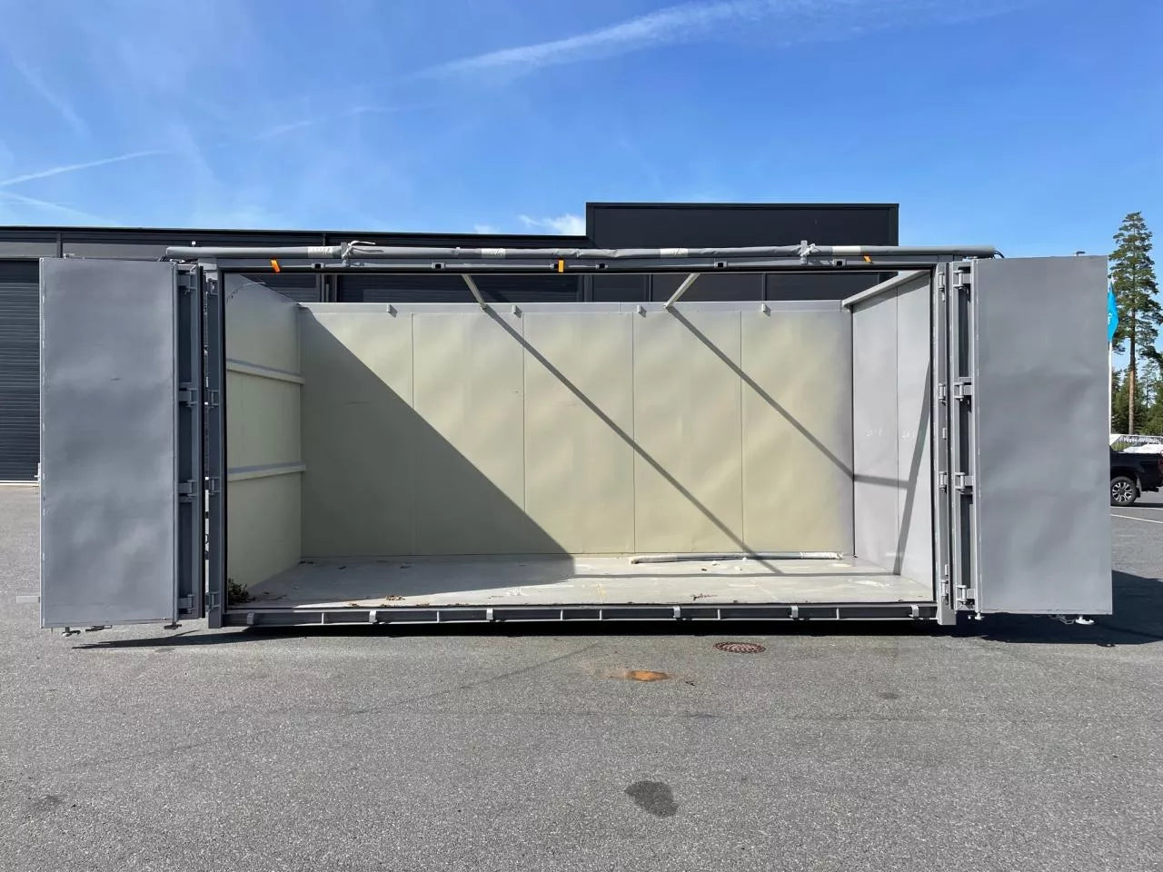 40m3 container med öppningsbar sida + kapell