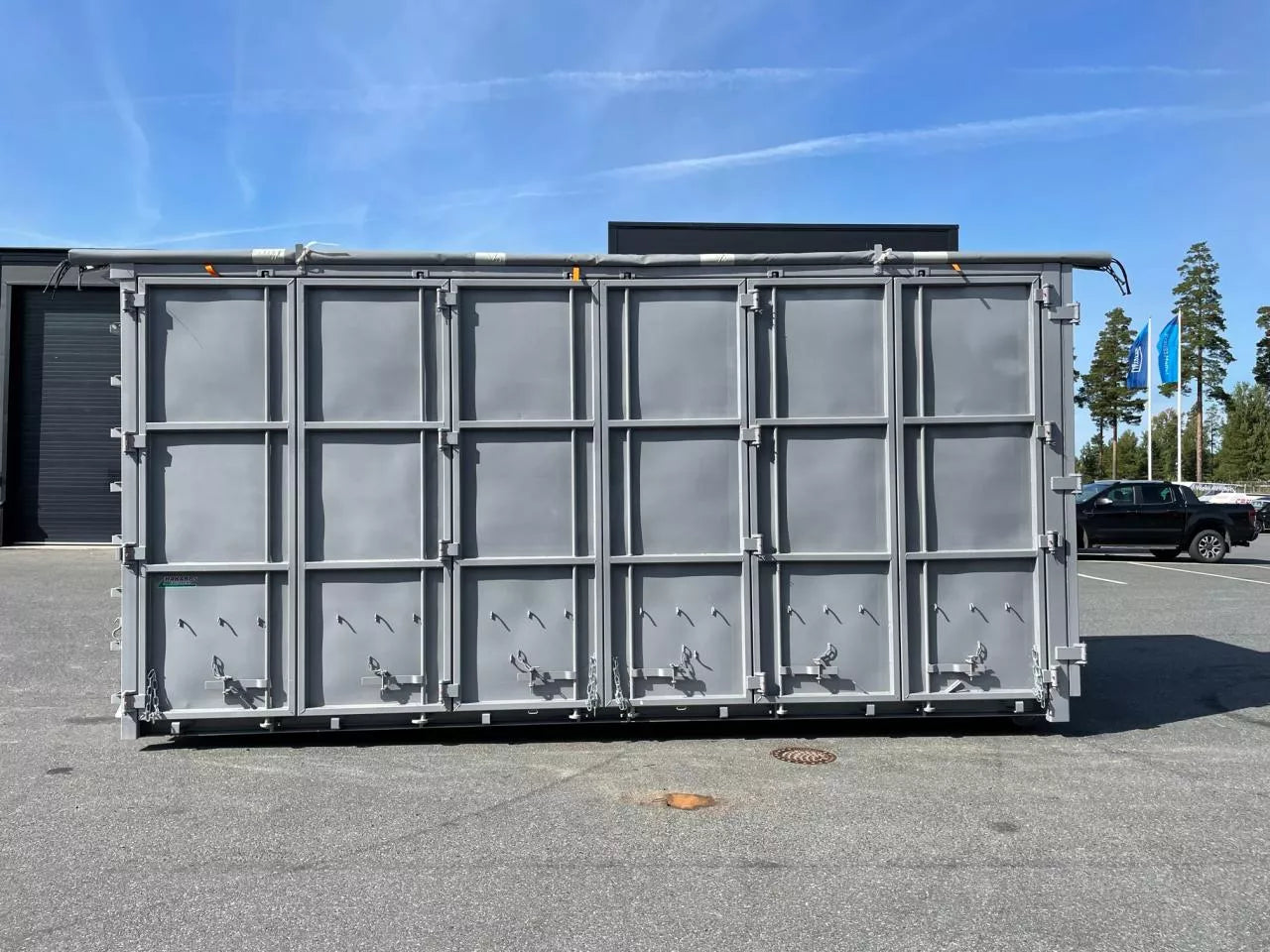 40m3 container med öppningsbar sida + kapell