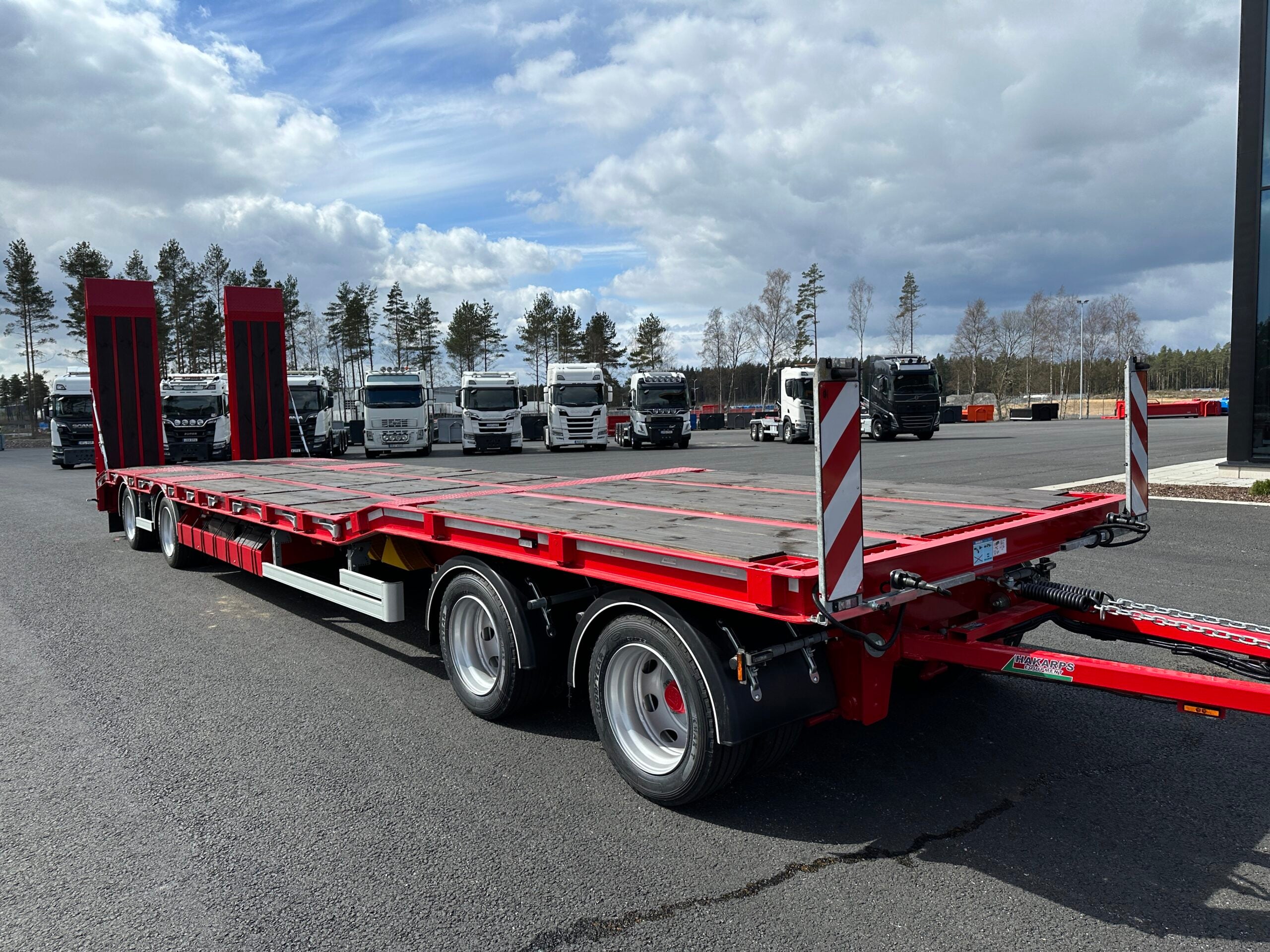 4 axlad 38 tons maskinvagn med hydrauliska ramper