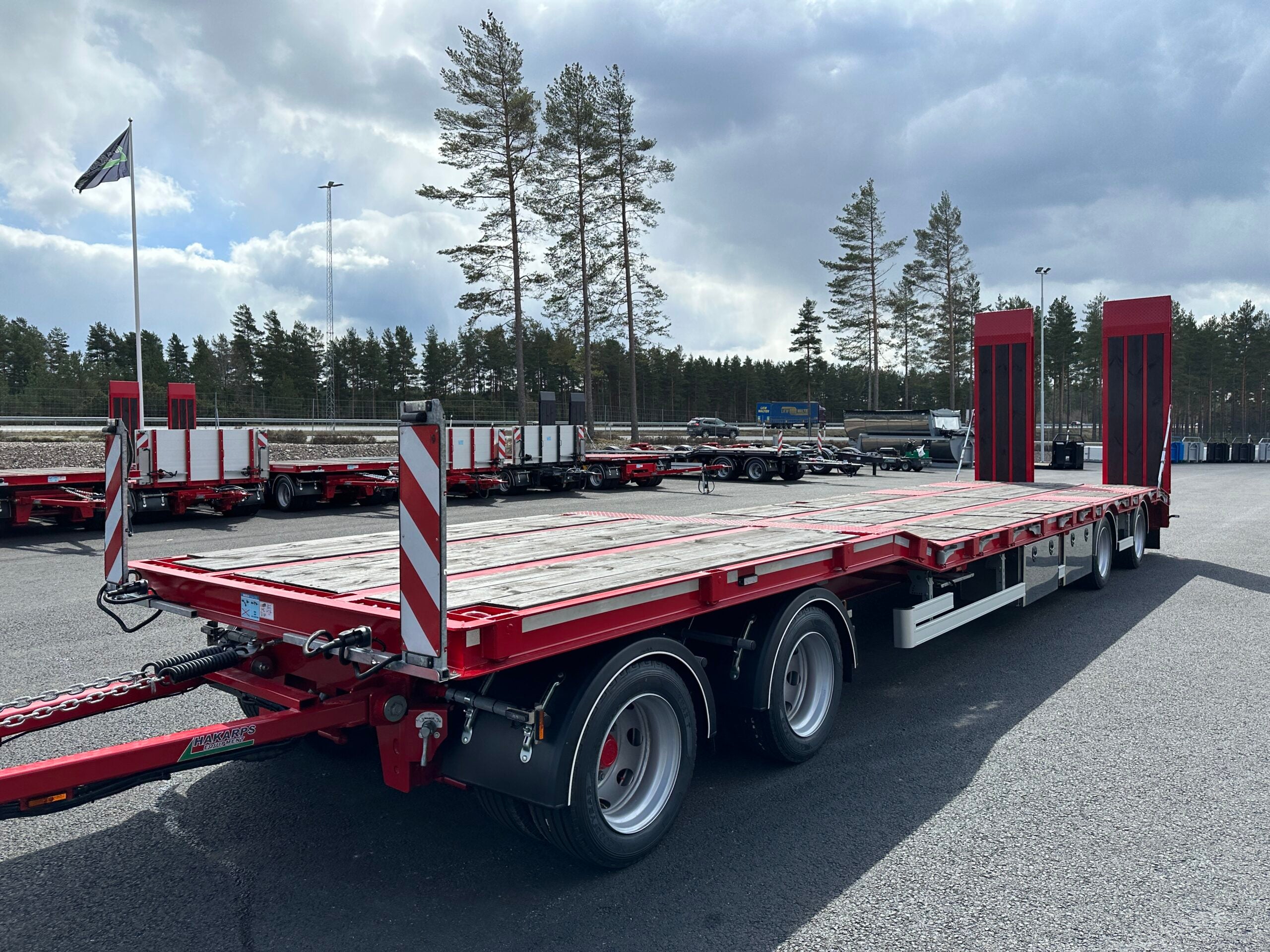 4 axlad 38 tons maskinvagn med hydrauliska ramper