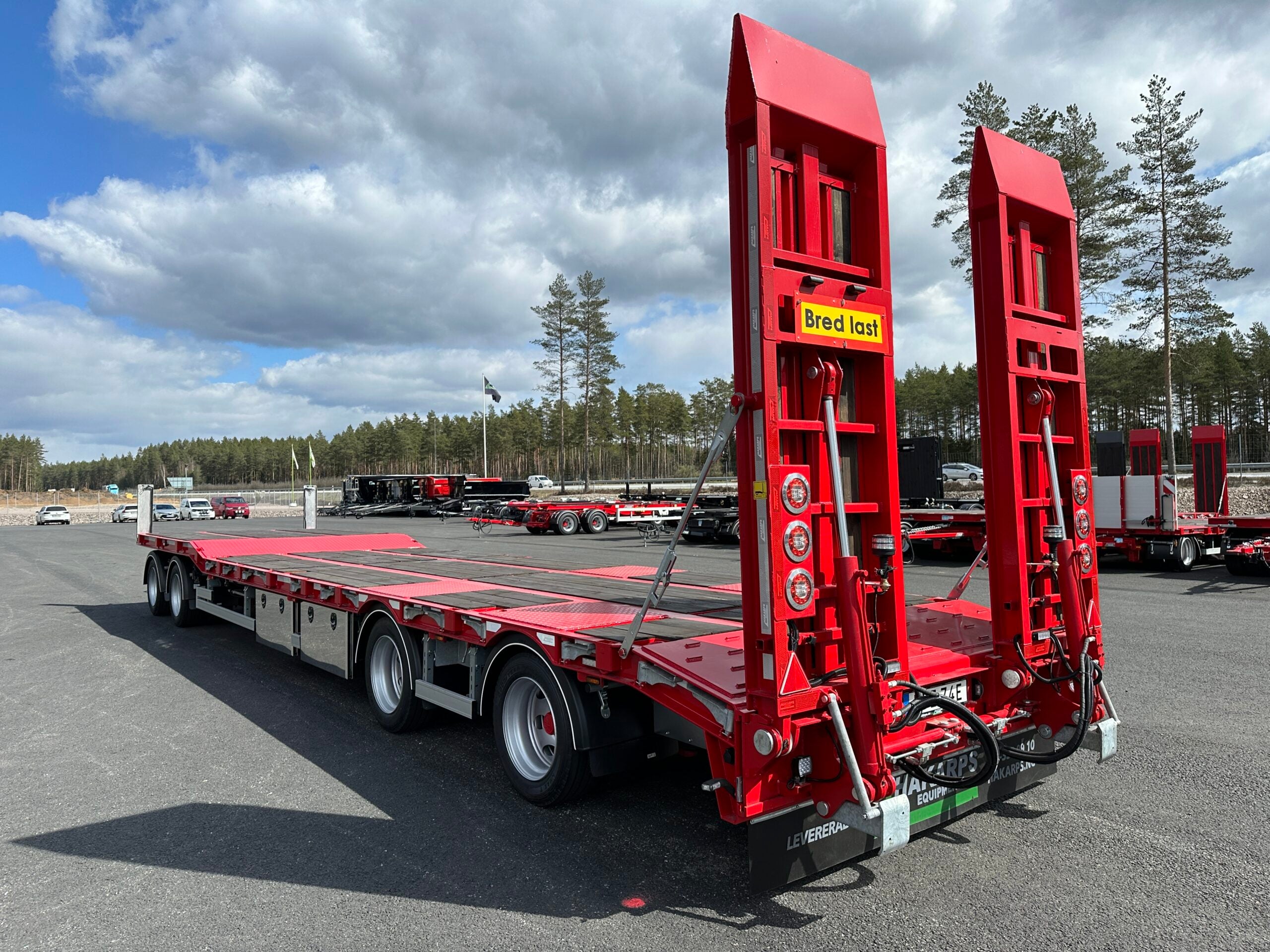 4 axlad 38 tons maskinvagn med hydrauliska ramper
