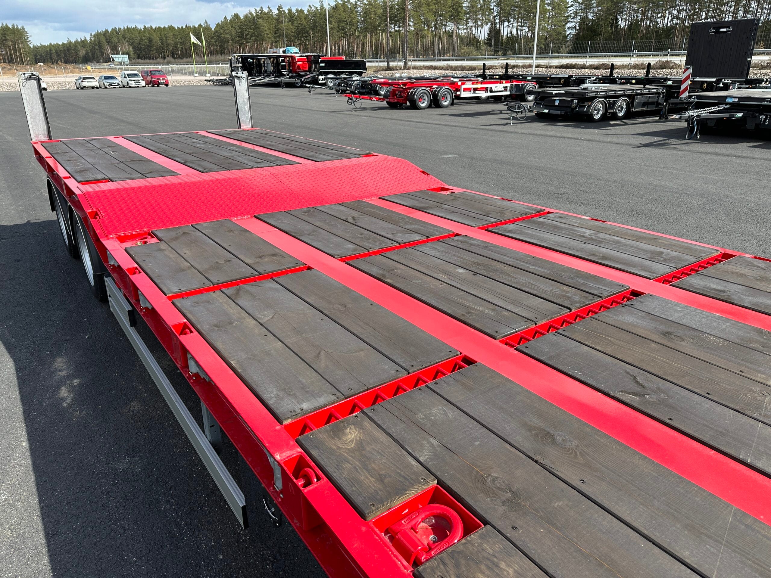 4 axlad 38 tons maskinvagn med hydrauliska ramper