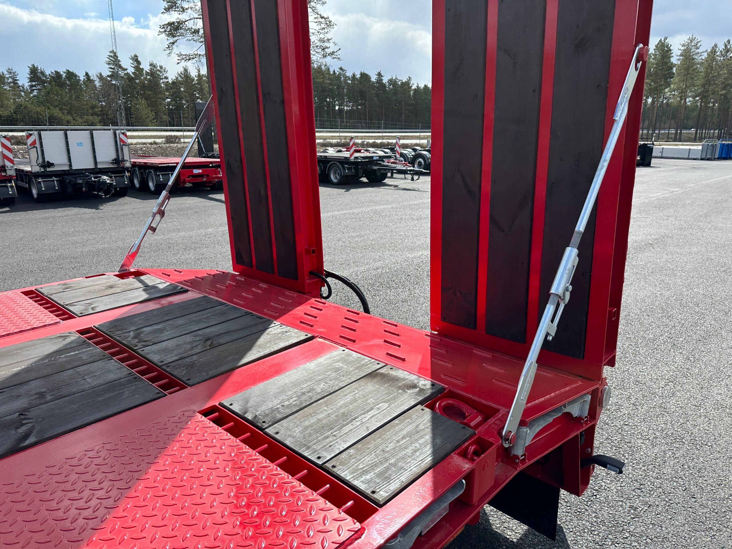 4 axlad 38 tons maskinvagn med hydrauliska ramper