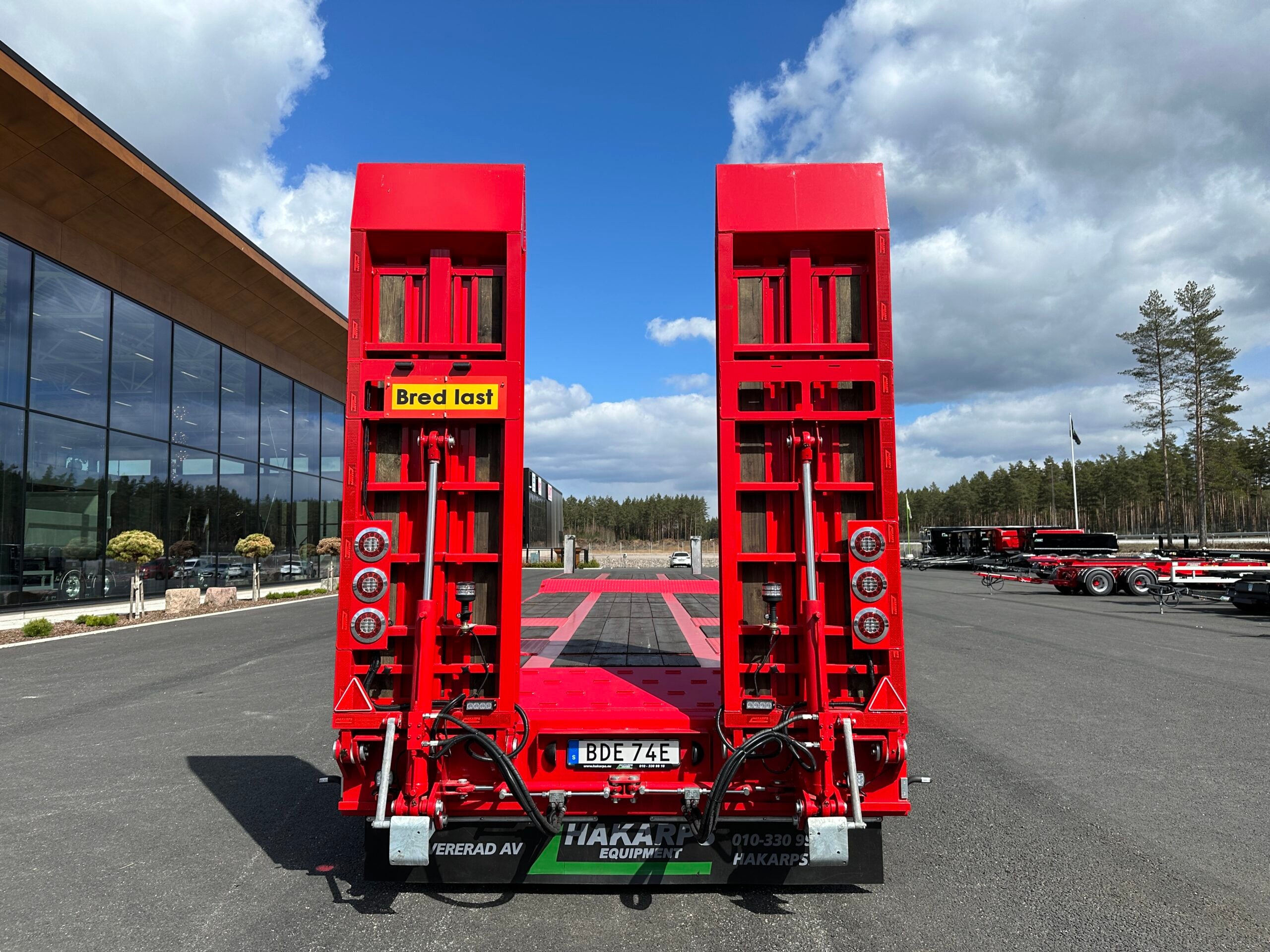 4 axlad 38 tons maskinvagn med hydrauliska ramper