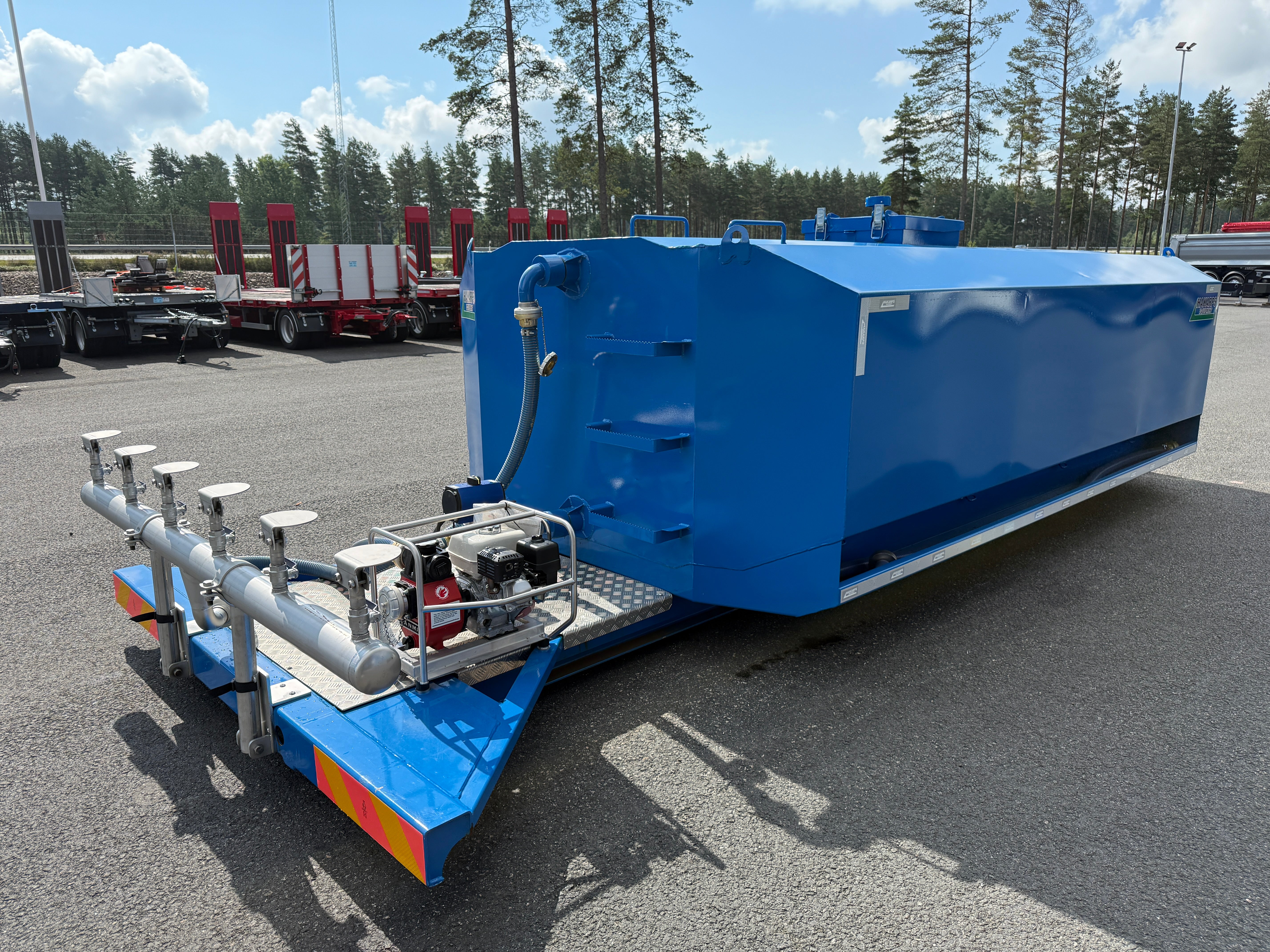 12,5m3 vattentank i stål på lastväxlarram med spridareramp, ventil och pump