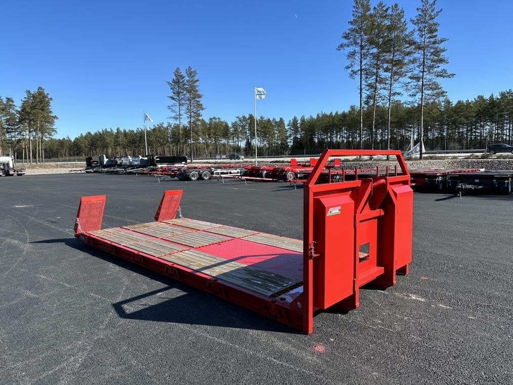 Maskinflak med stegar i flaket och lös ramper