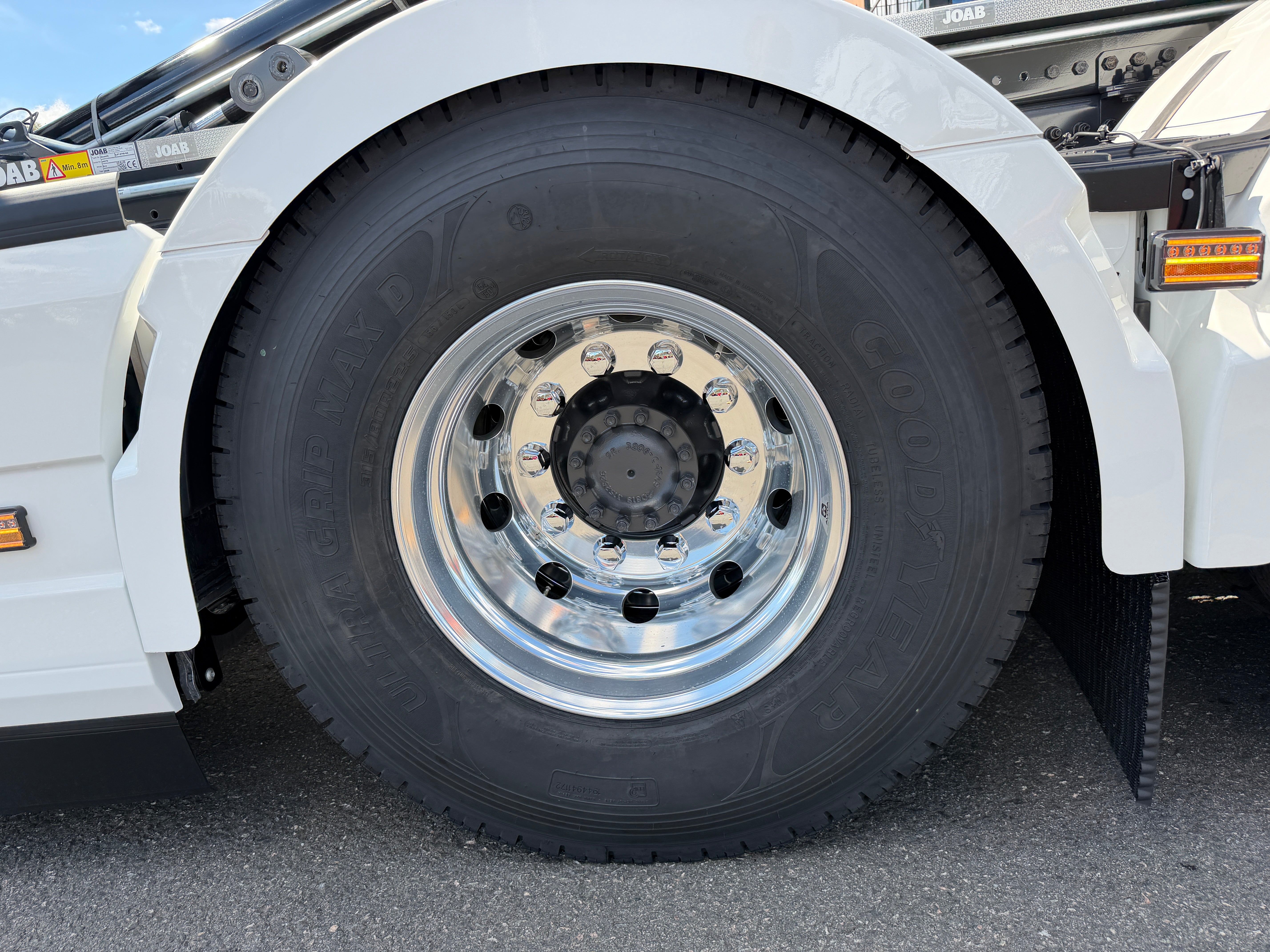 Volvo FH540 Tridem lastväxlare fullt plogutrustad JOAB 27 tons