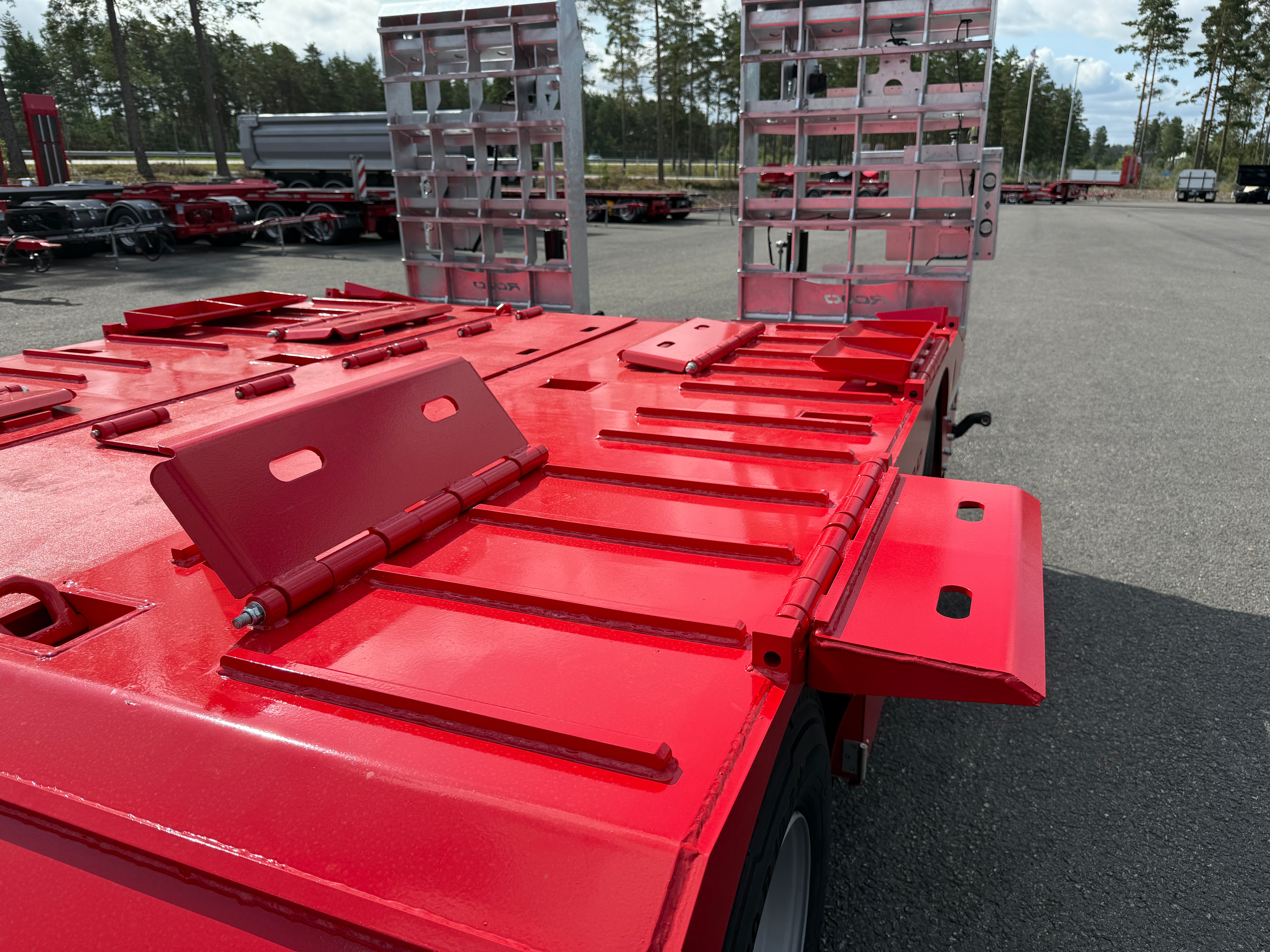 3 axlad ROJO skogsmaskinstrailer avbröstningsbar svanhals + trumbon