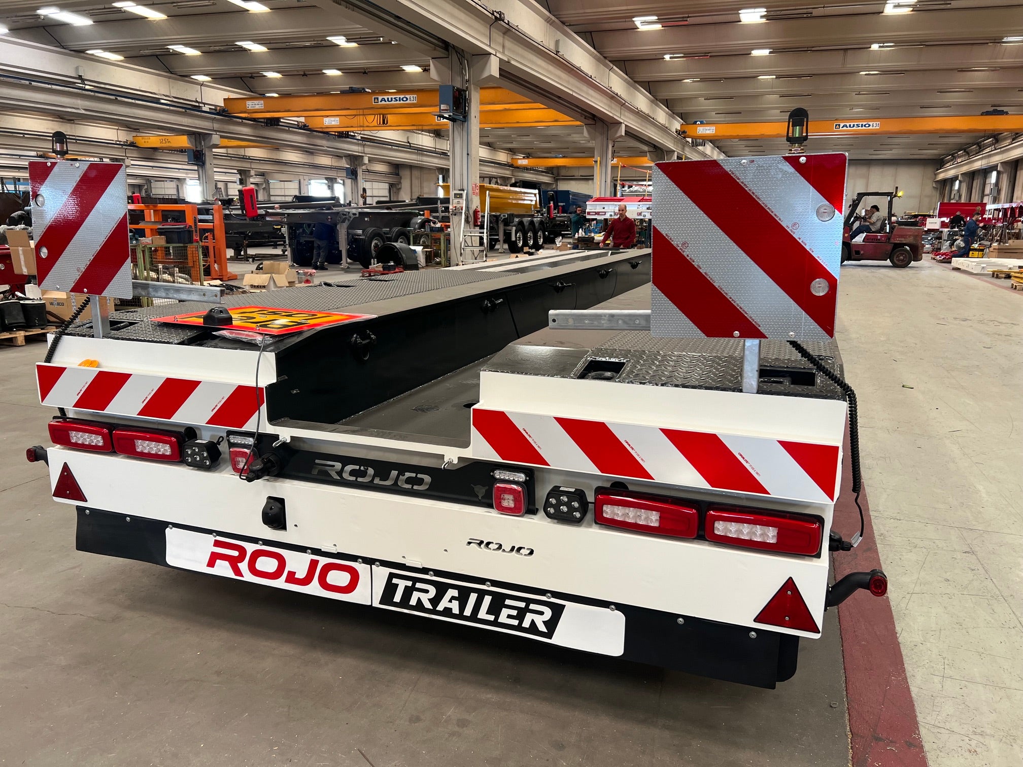 3 axlad ROJO maskintrailer avbröstningsbar svanhals fullstyrd
