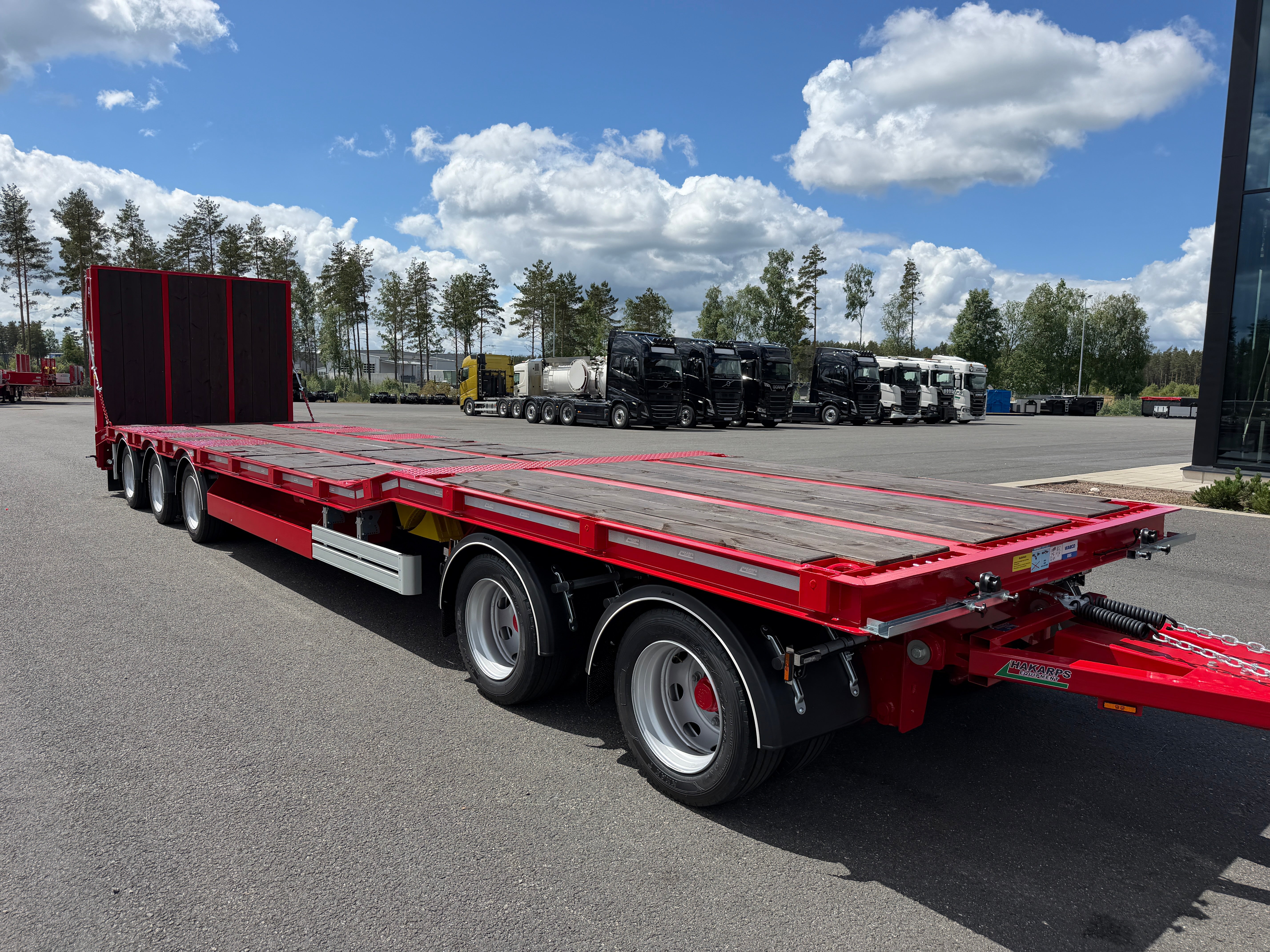 5 axlad 42 tons maskinvagn med hydraulisk ramp fullbredd
