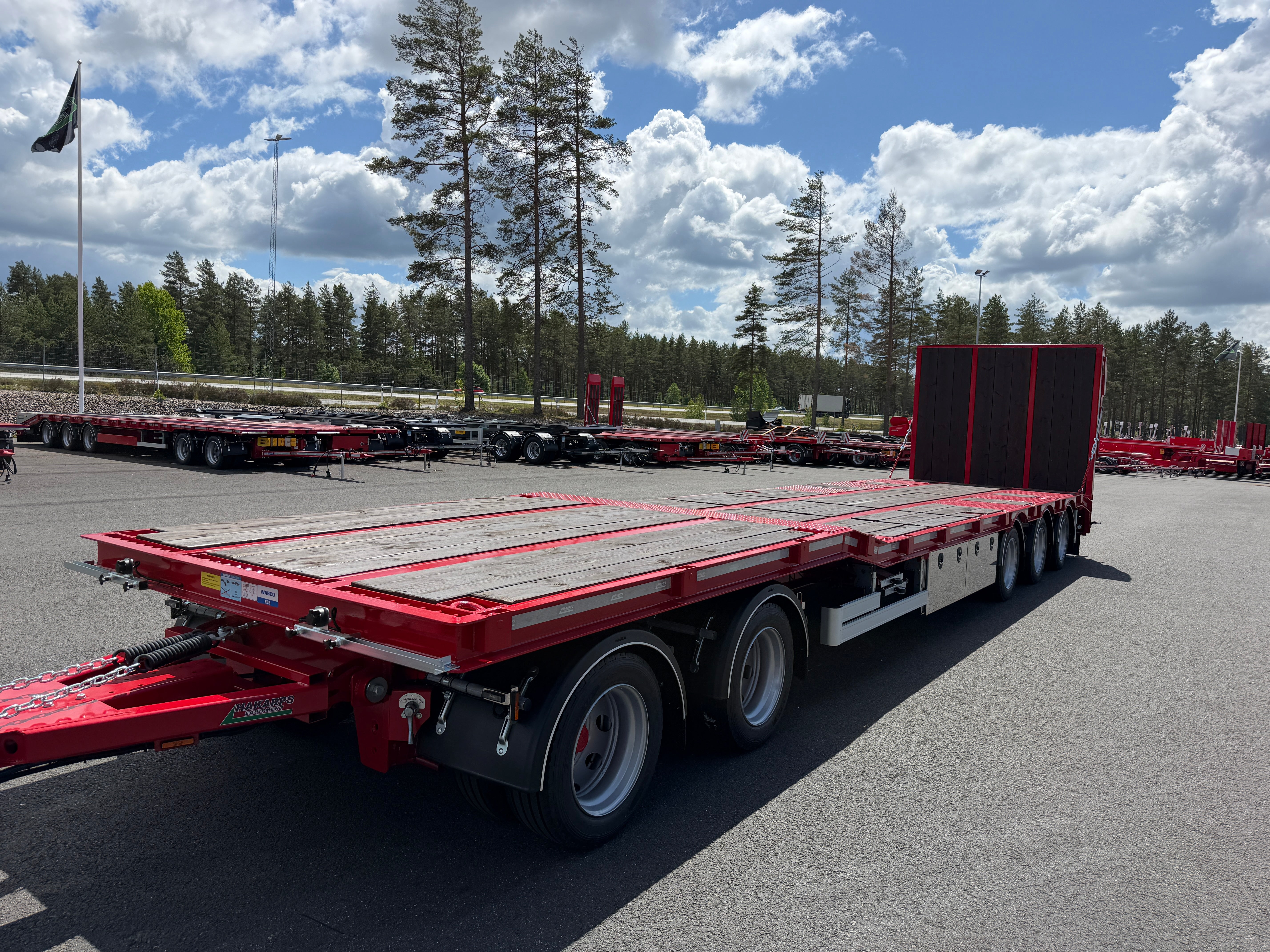 5 axlad 42 tons maskinvagn med hydraulisk ramp fullbredd
