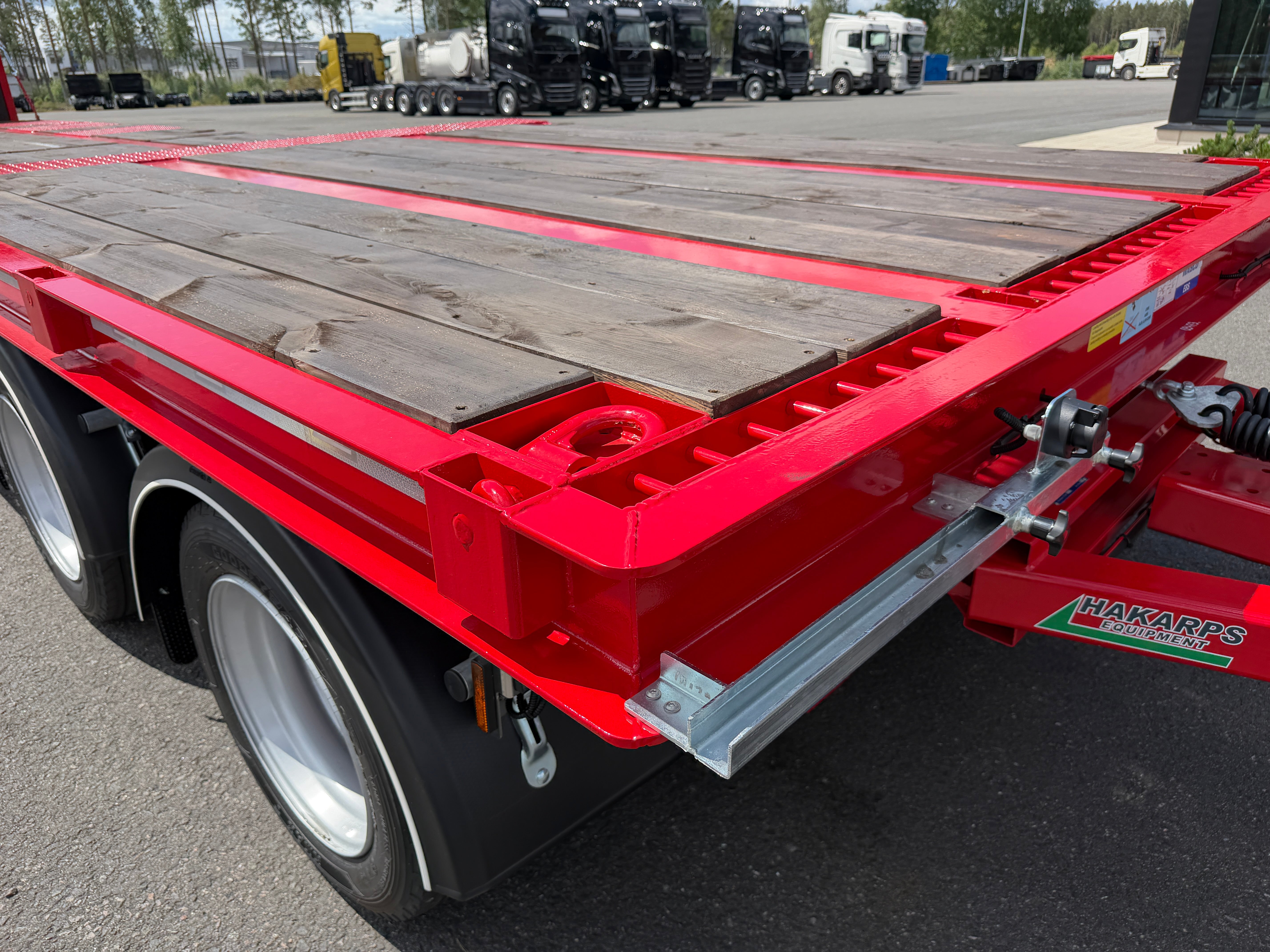 5 axlad 42 tons maskinvagn med hydraulisk ramp fullbredd