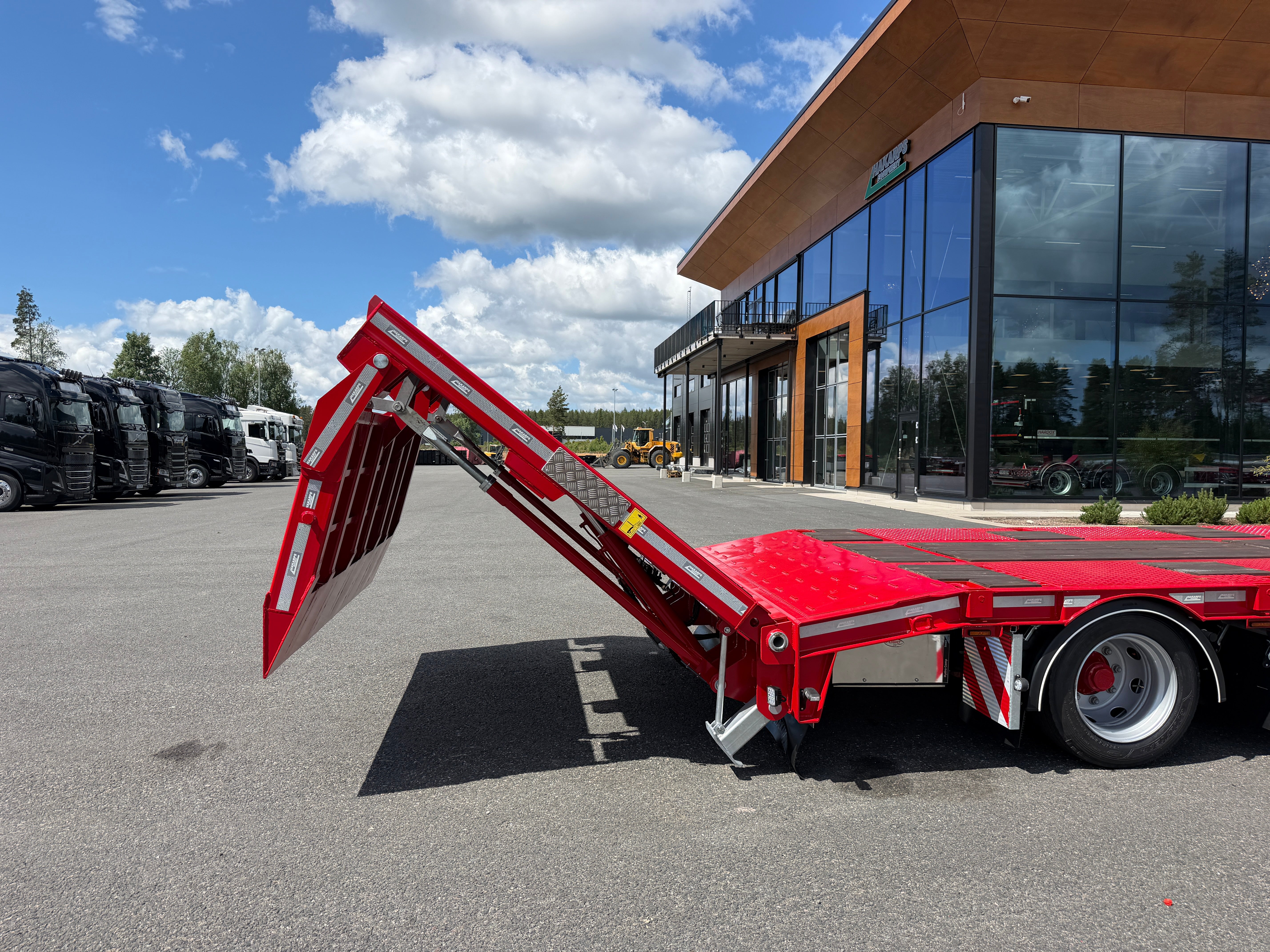 5 axlad 42 tons maskinvagn med hydraulisk ramp fullbredd