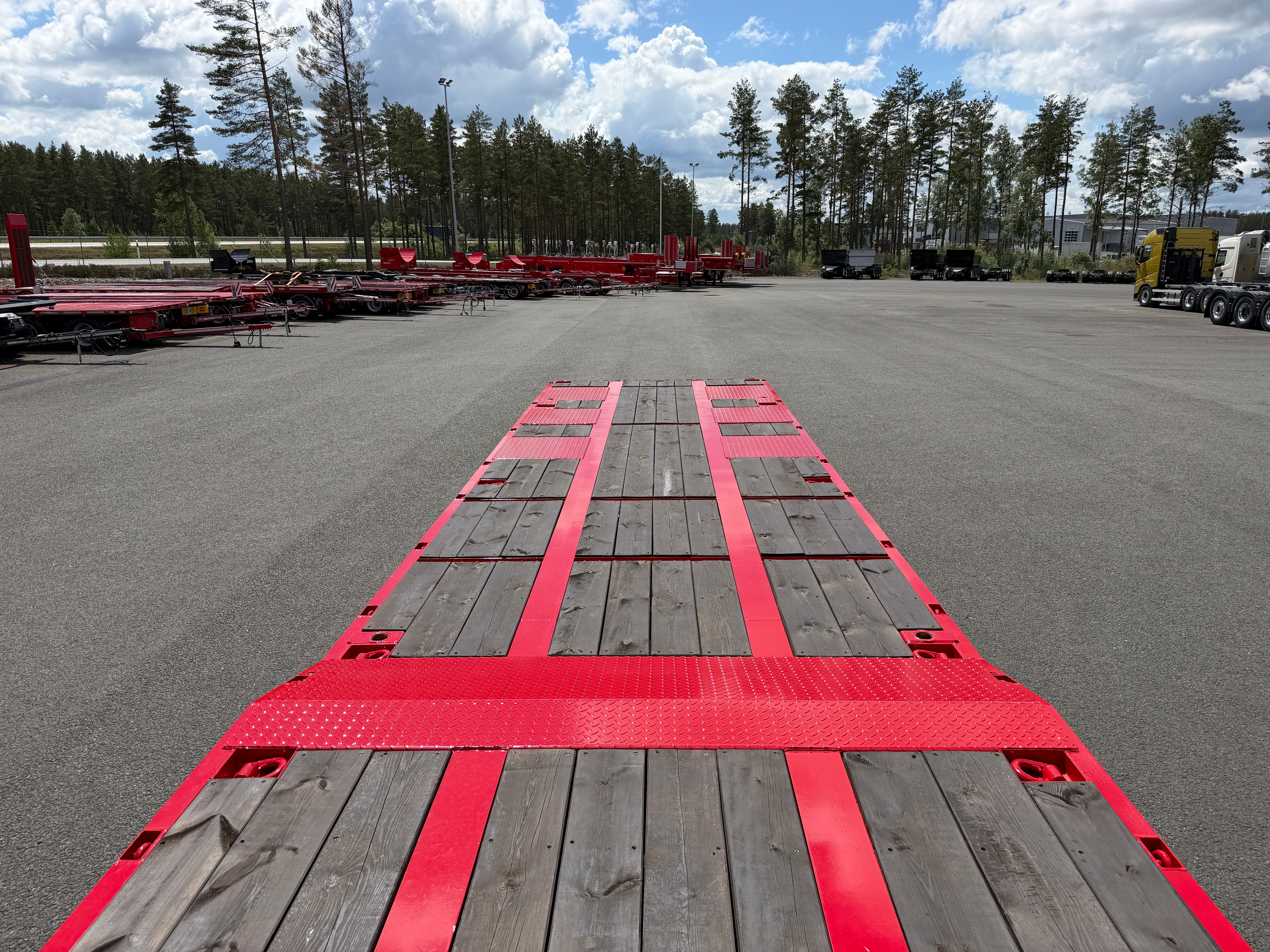 5 axlad 42 tons maskinvagn med hydraulisk ramp fullbredd