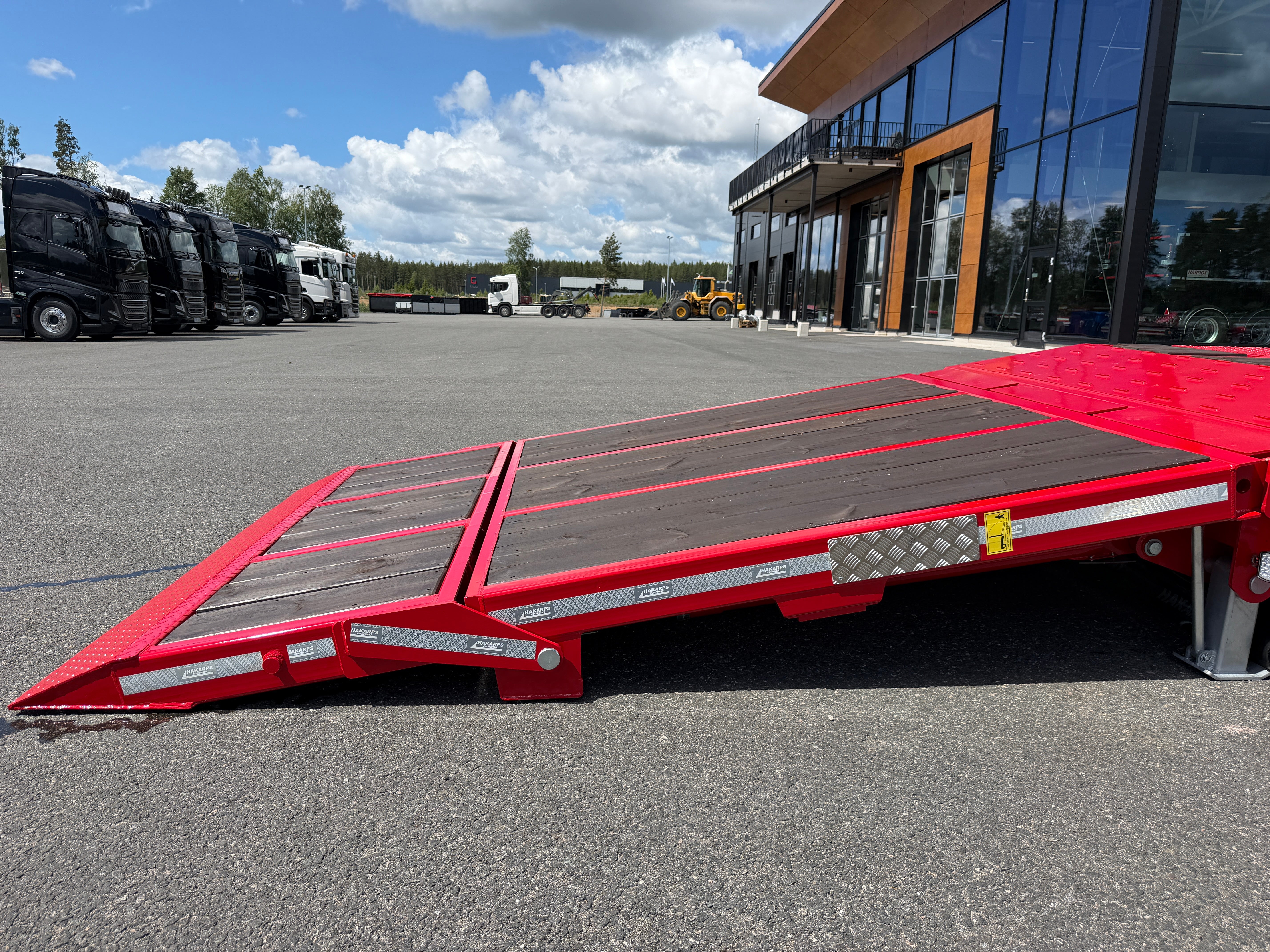 5 axlad 42 tons maskinvagn med hydraulisk ramp fullbredd