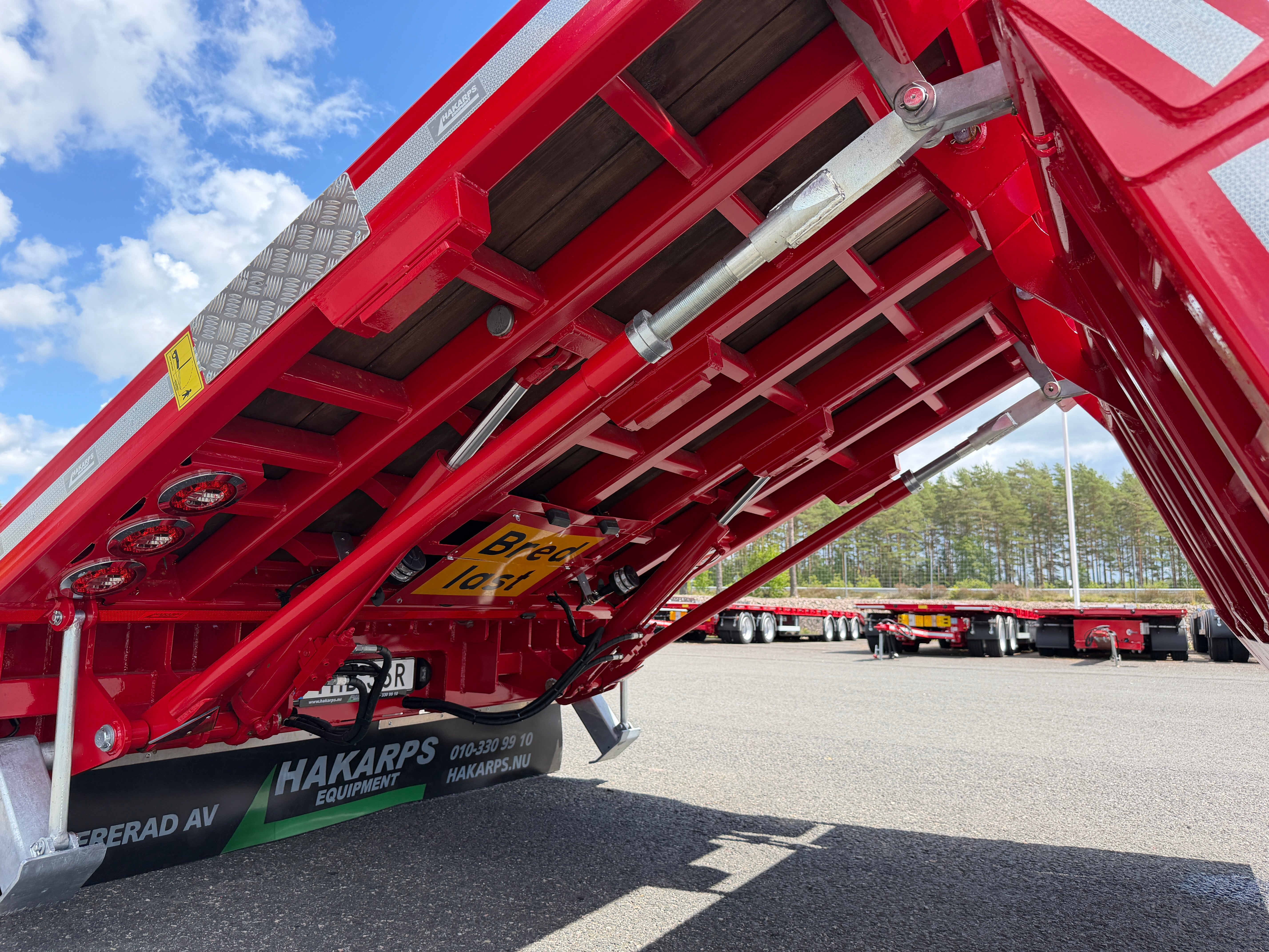 5 axlad 42 tons maskinvagn med hydraulisk ramp fullbredd