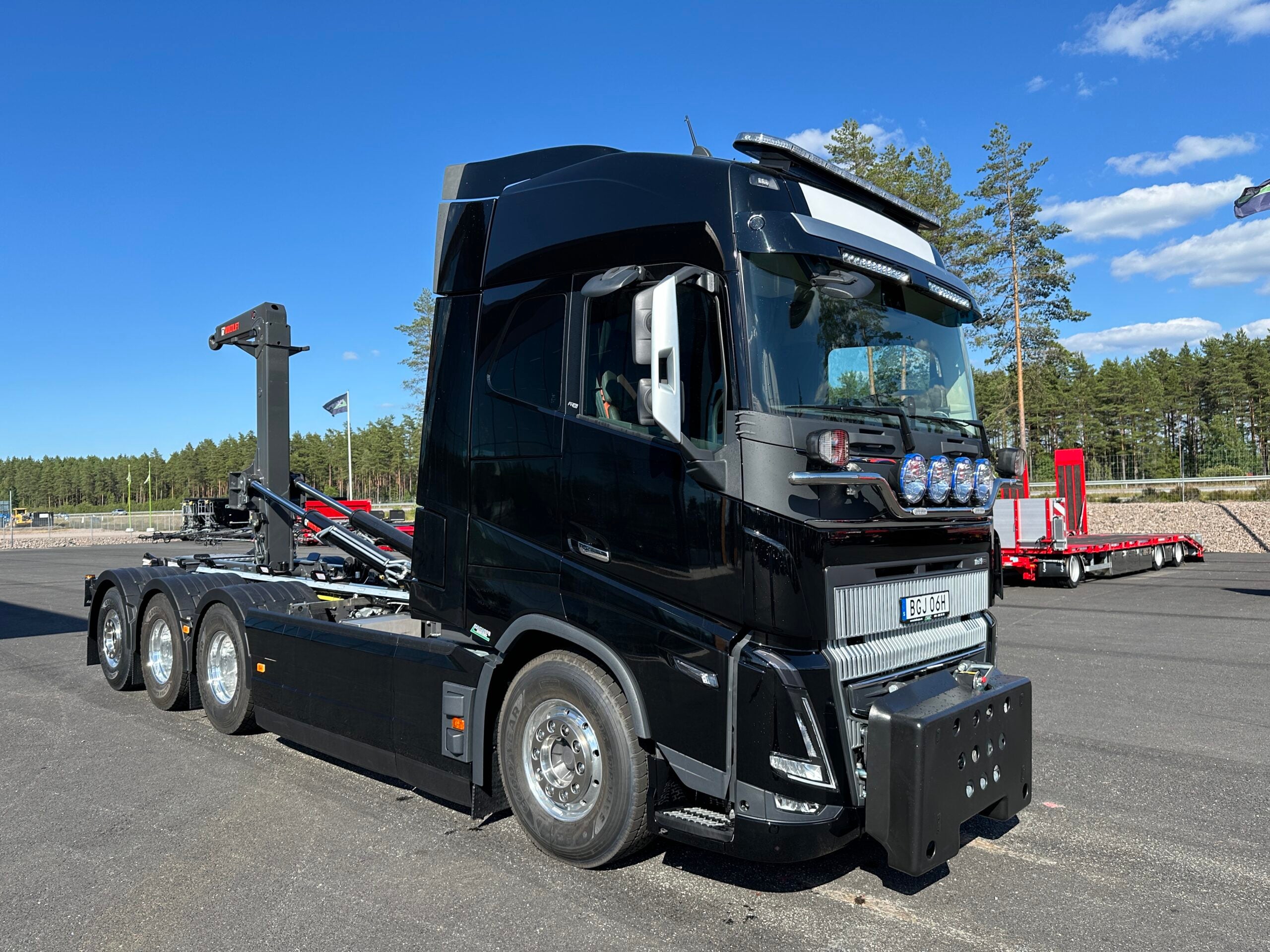 Volvo FH16 550 Tridem lastväxlare fullt plogutrustad med vridbart underbett