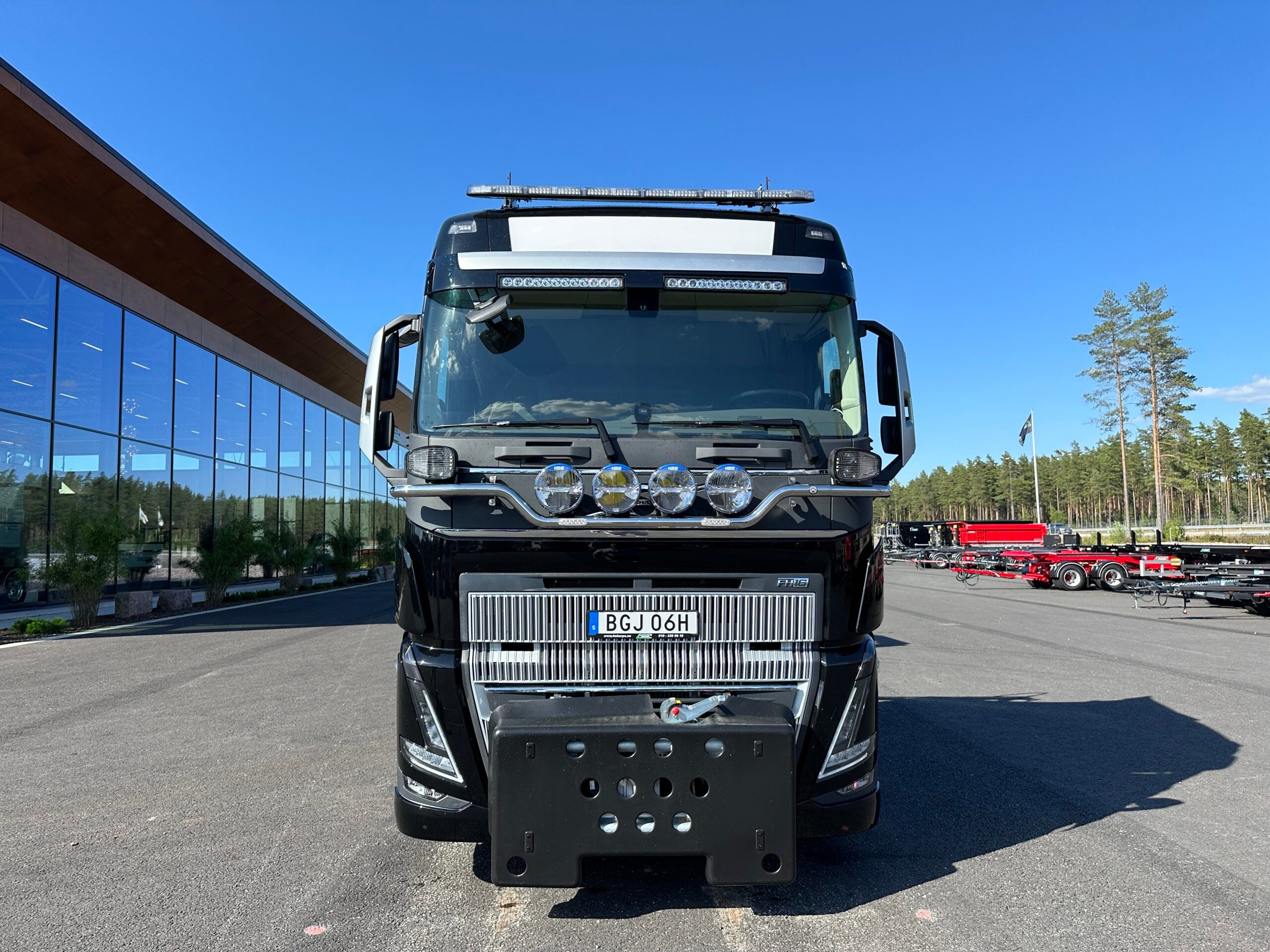 Volvo FH16 550 Tridem lastväxlare fullt plogutrustad med vridbart underbett