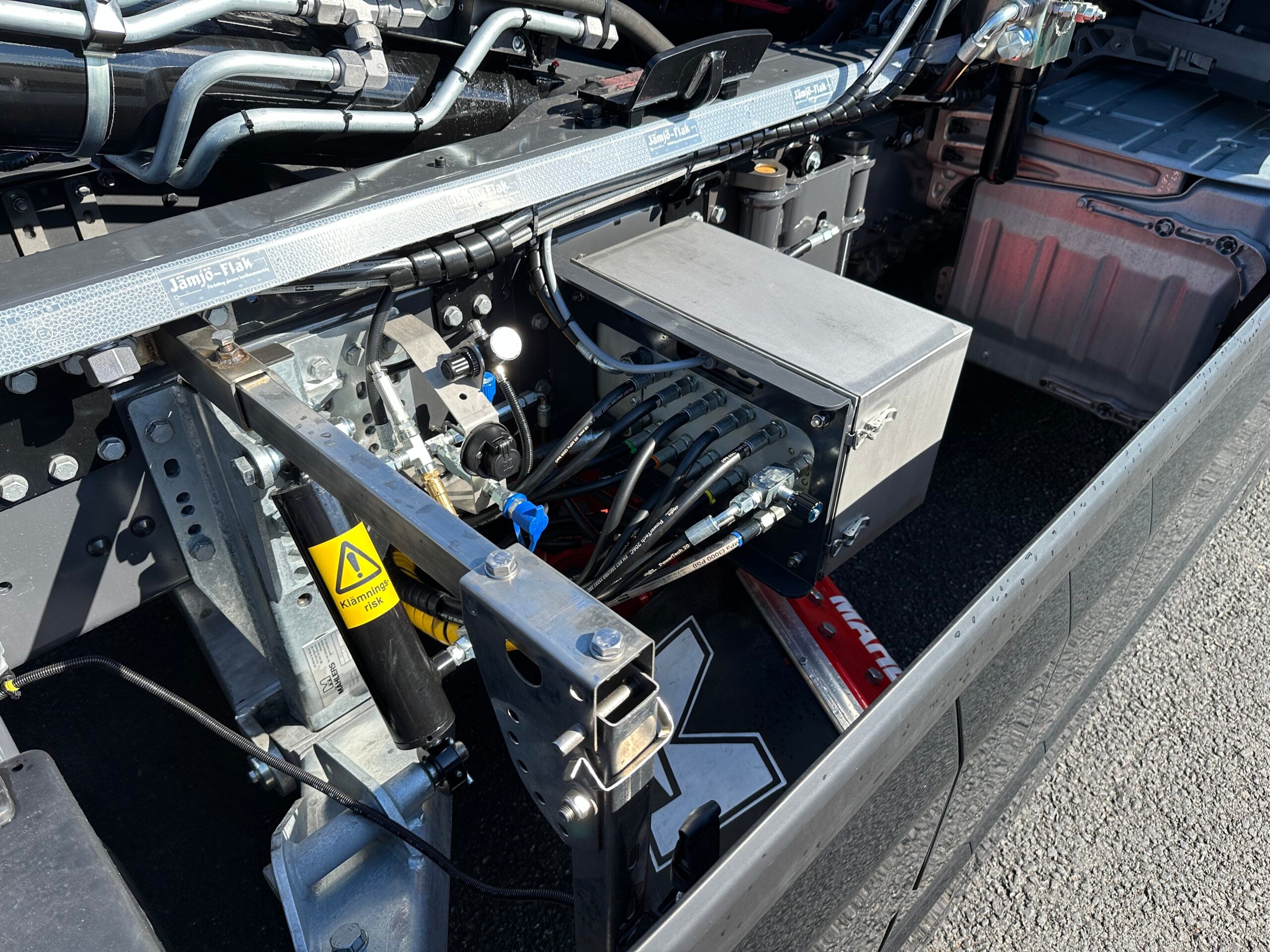 Volvo FH16 550 Tridem lastväxlare fullt plogutrustad med vridbart underbett