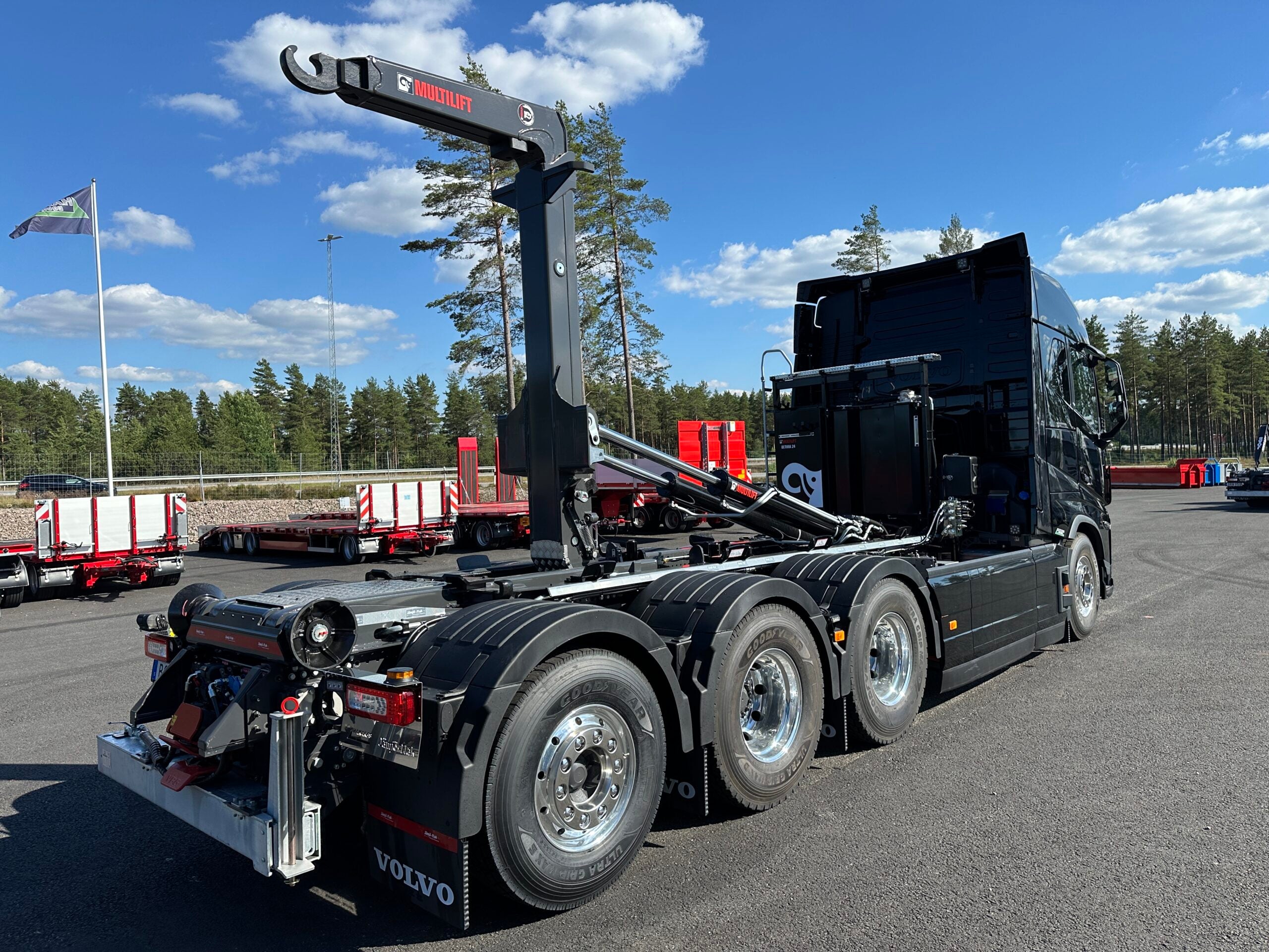 Volvo FH16 550 Tridem lastväxlare fullt plogutrustad med vridbart underbett