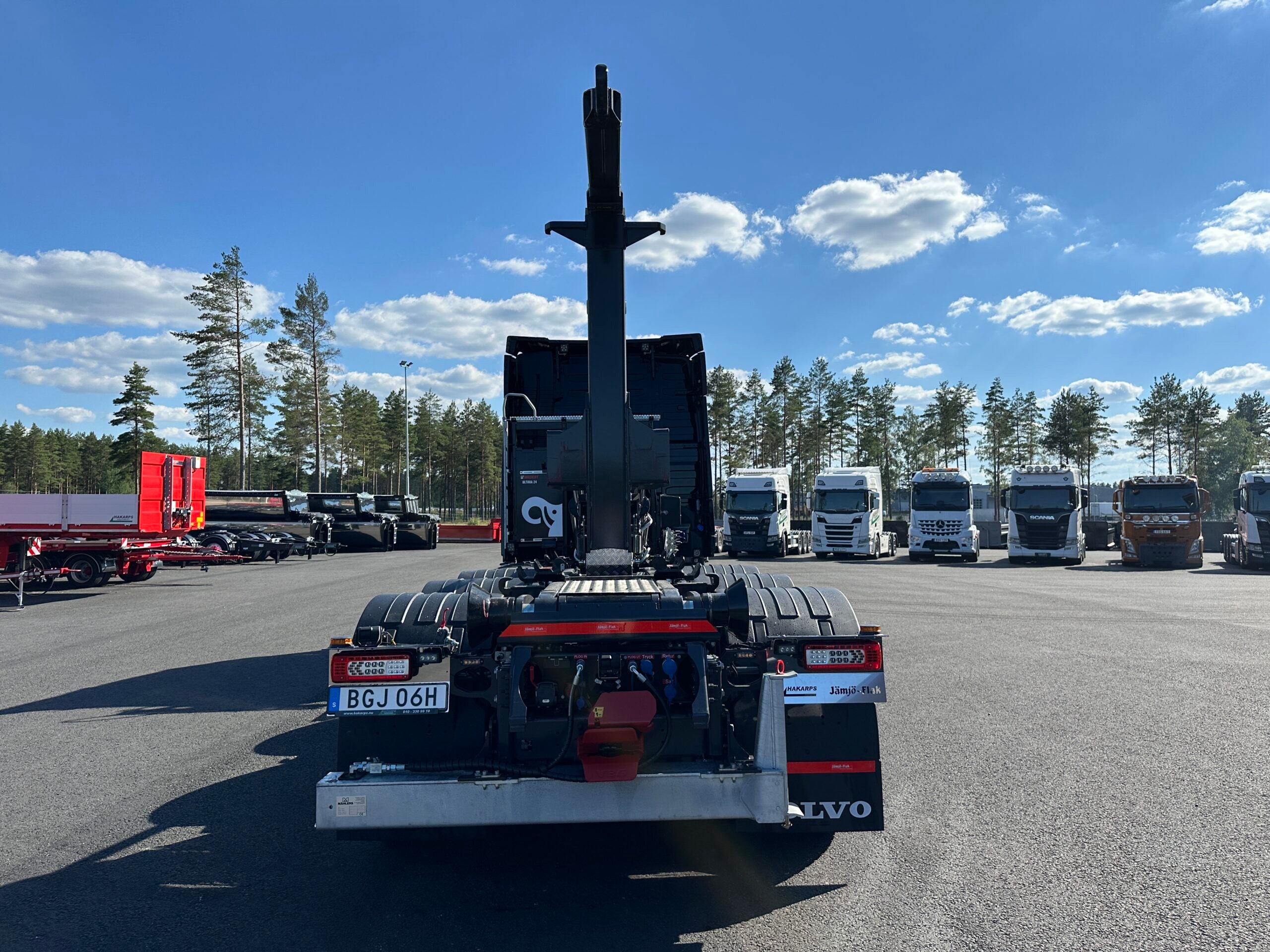 Volvo FH16 550 Tridem lastväxlare fullt plogutrustad med vridbart underbett