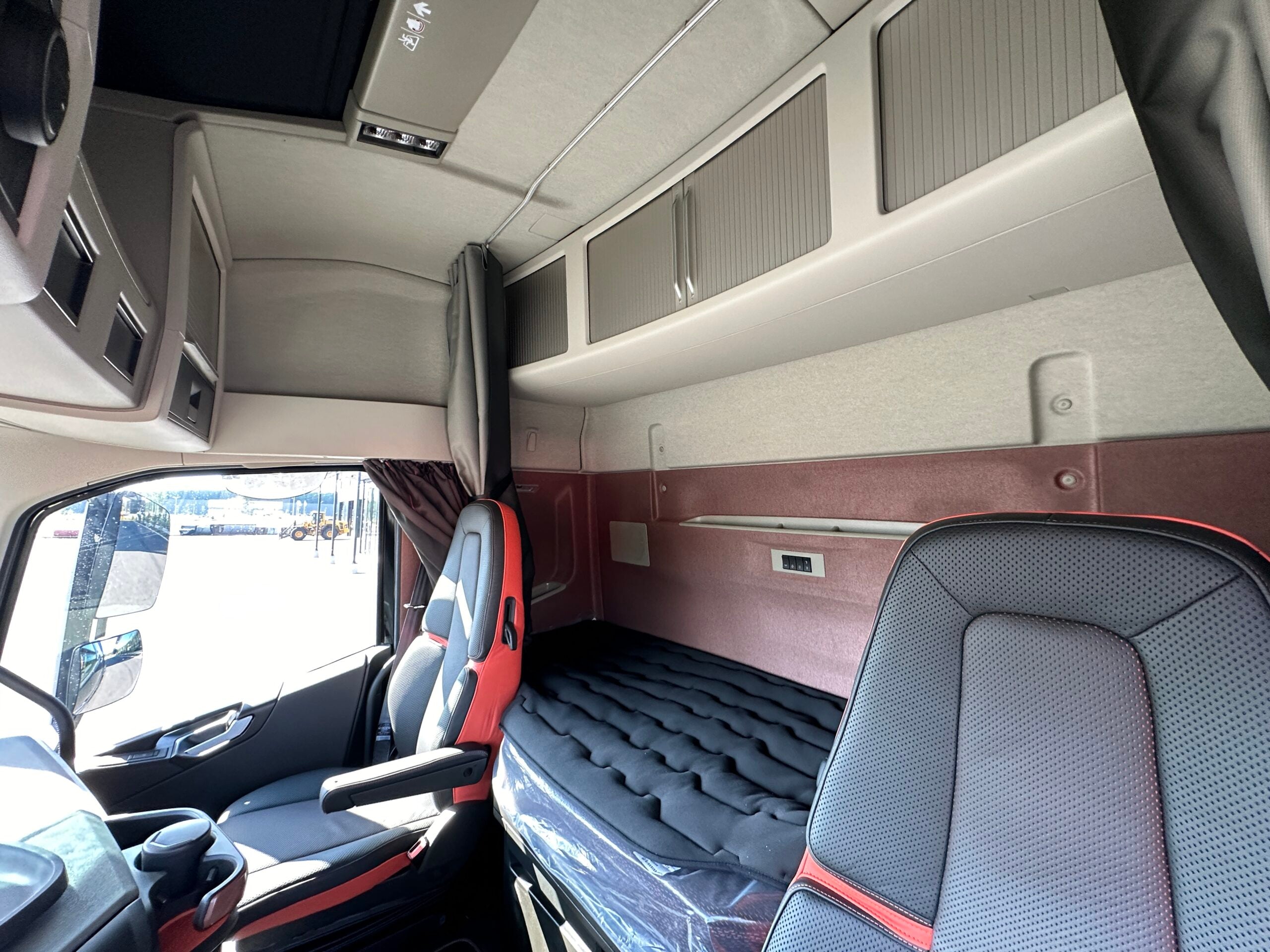 Volvo FH16 550 Tridem lastväxlare fullt plogutrustad med vridbart underbett