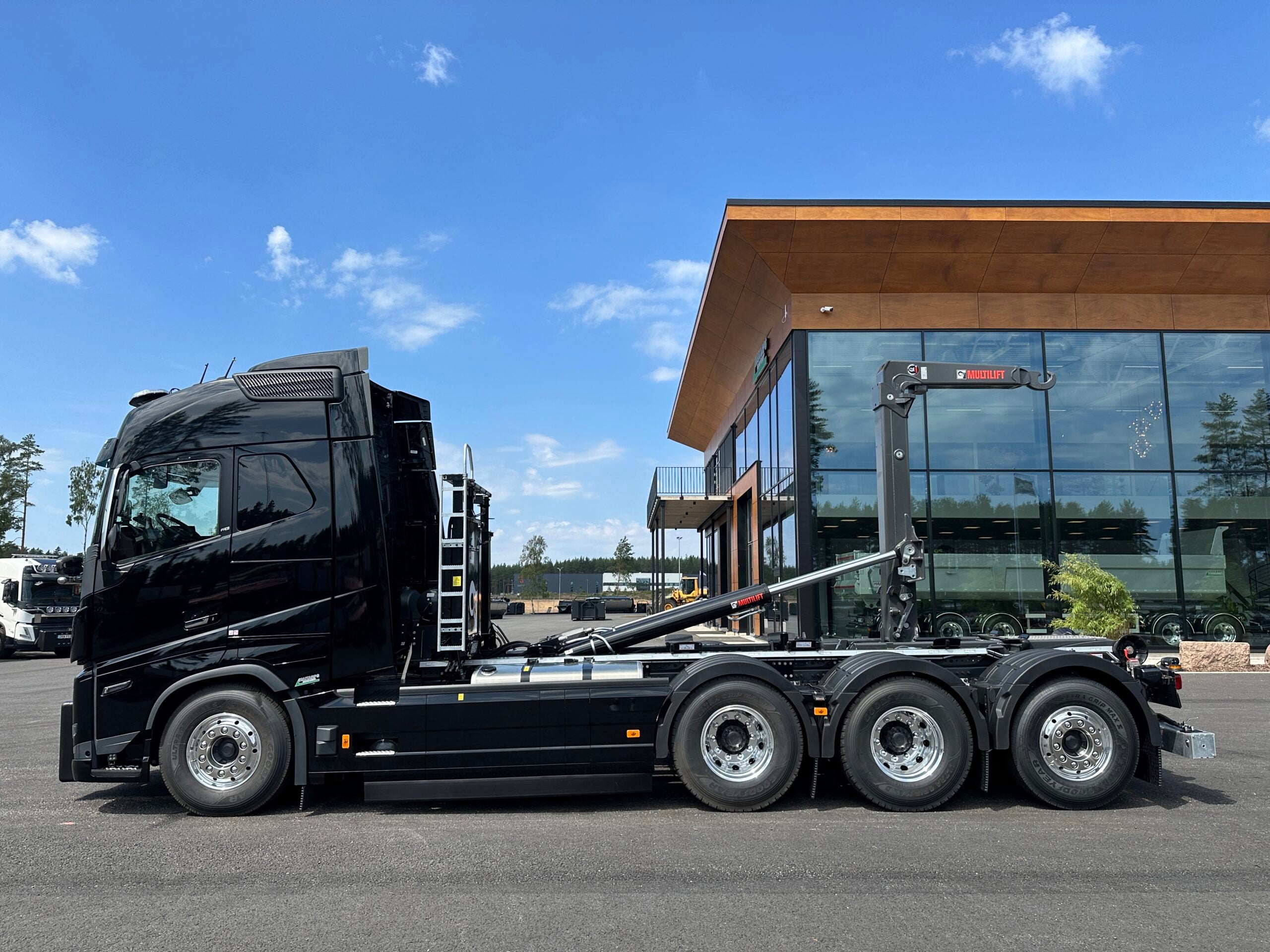 Volvo FH16 550 Tridem lastväxlare fullt plogutrustad med vridbart underbett