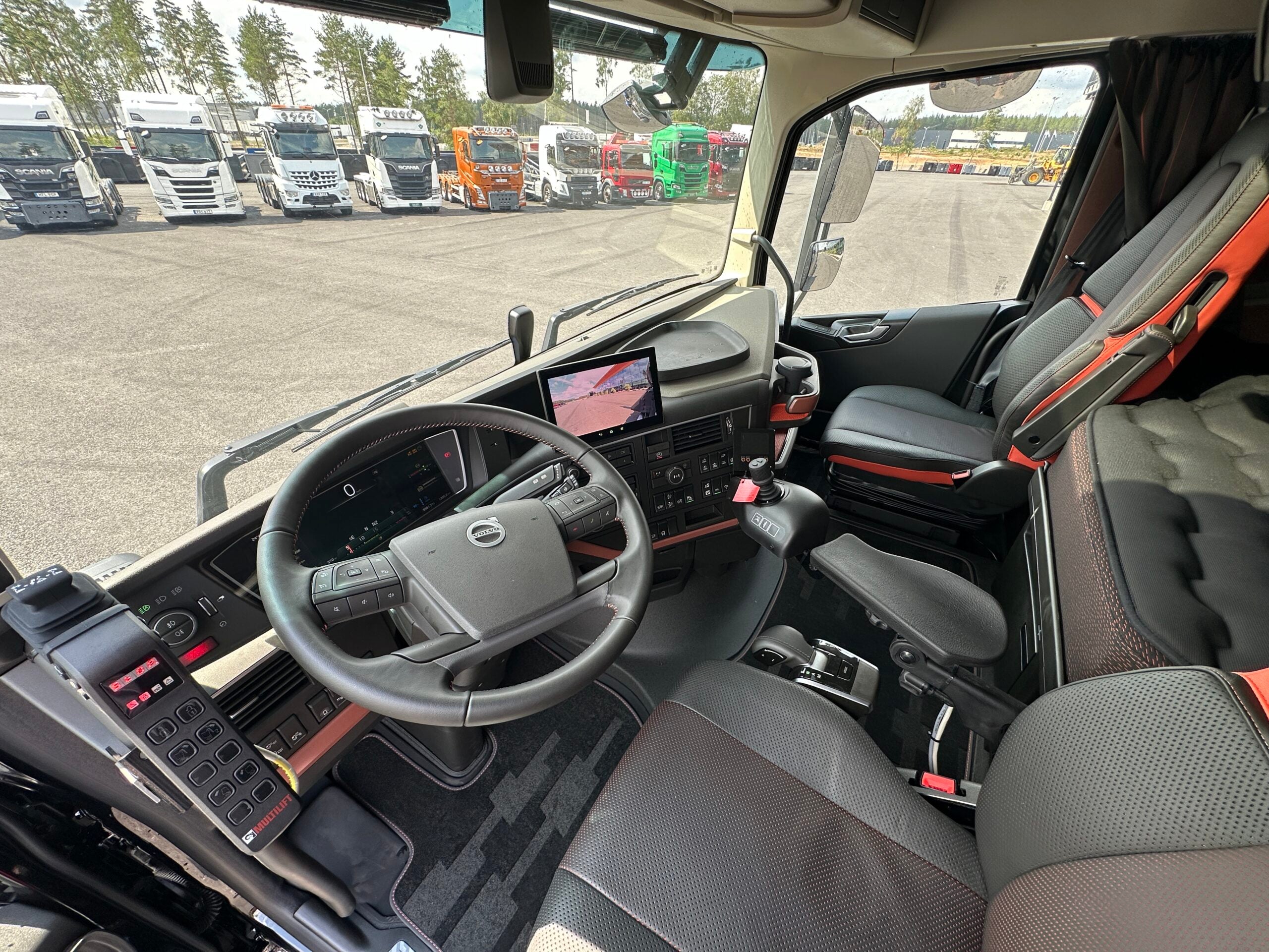 Volvo FH16 550 Tridem lastväxlare fullt plogutrustad med vridbart underbett