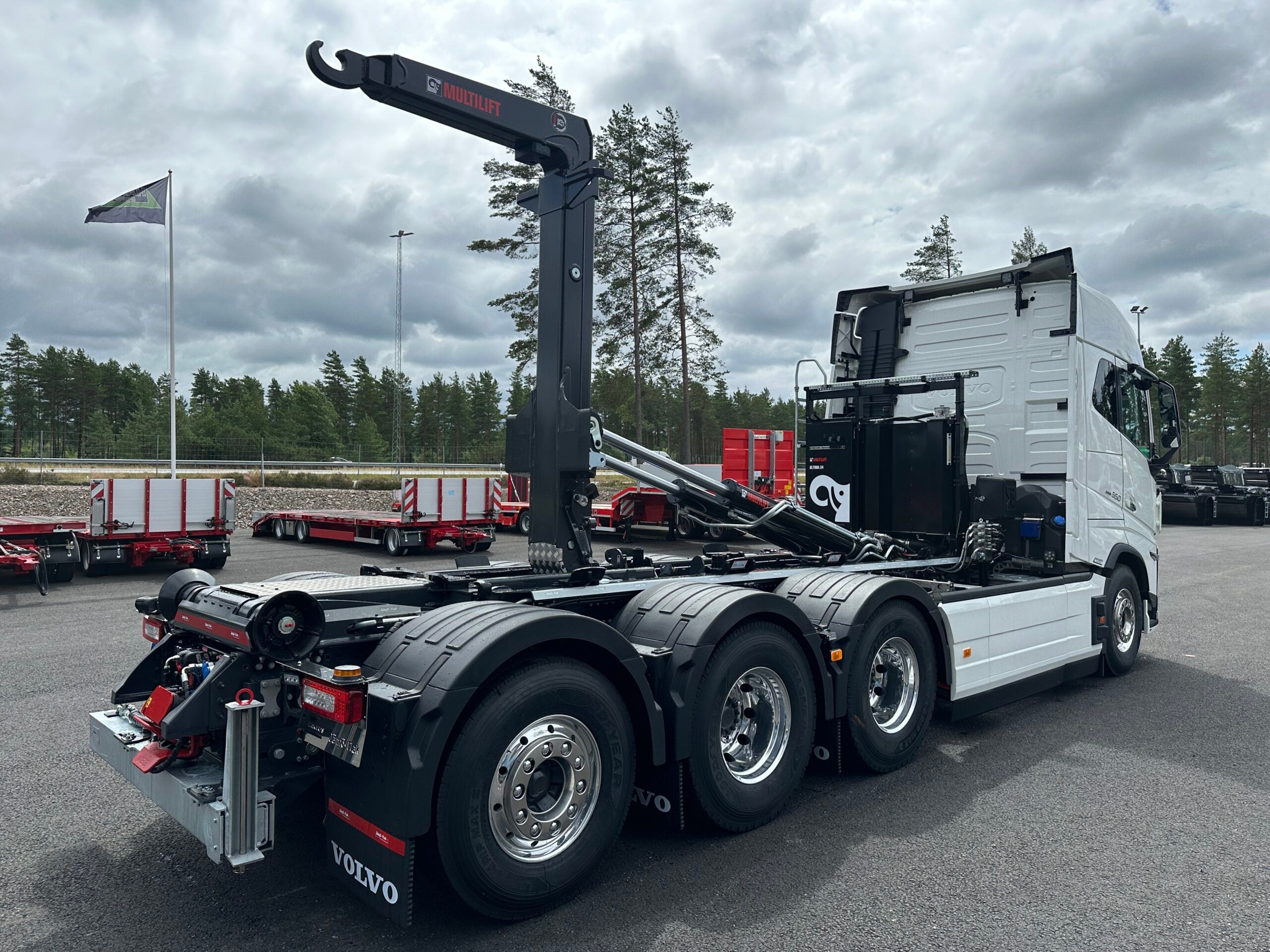 Volvo FH16 550 Tridem lastväxlare fullt plogutrustad med vridbart underbett